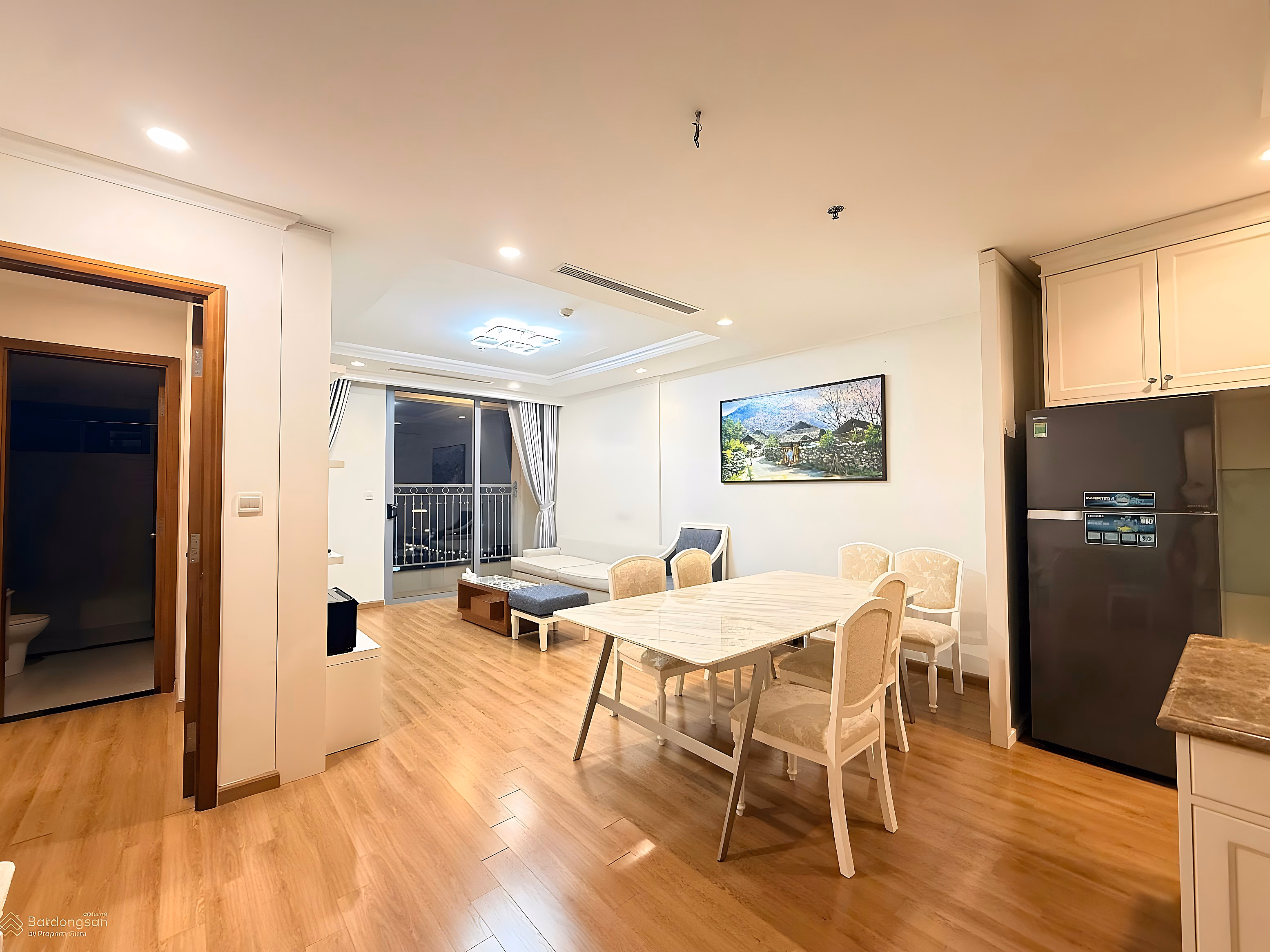The owner rents Vinhomes Nguyen Chi Thanh apartment with 3 bedrooms in the center of Hanoi. Contact 0363 960 ***