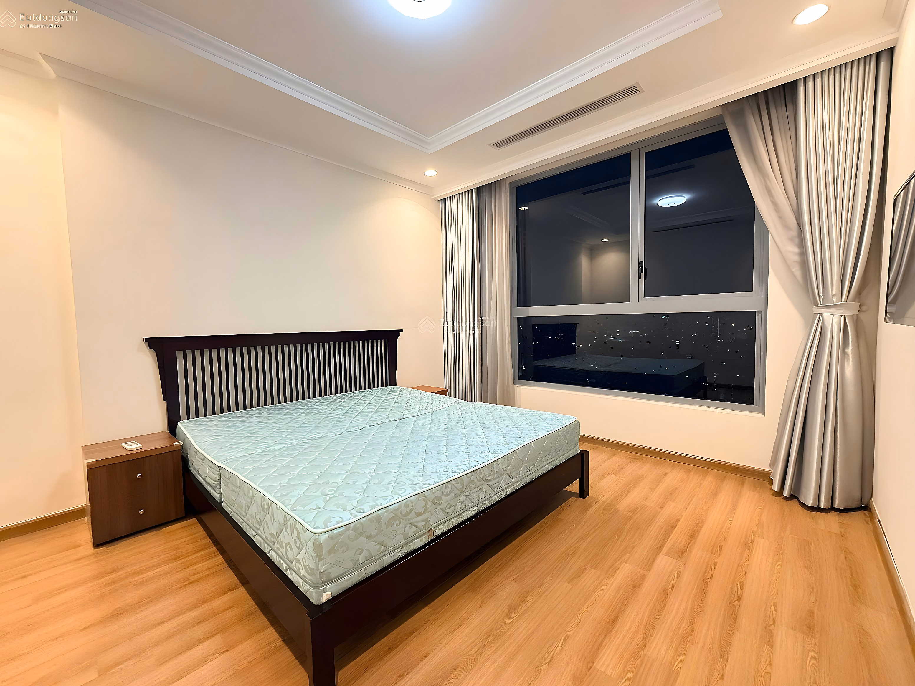 The owner rents Vinhomes Nguyen Chi Thanh apartment with 3 bedrooms in the center of Hanoi***