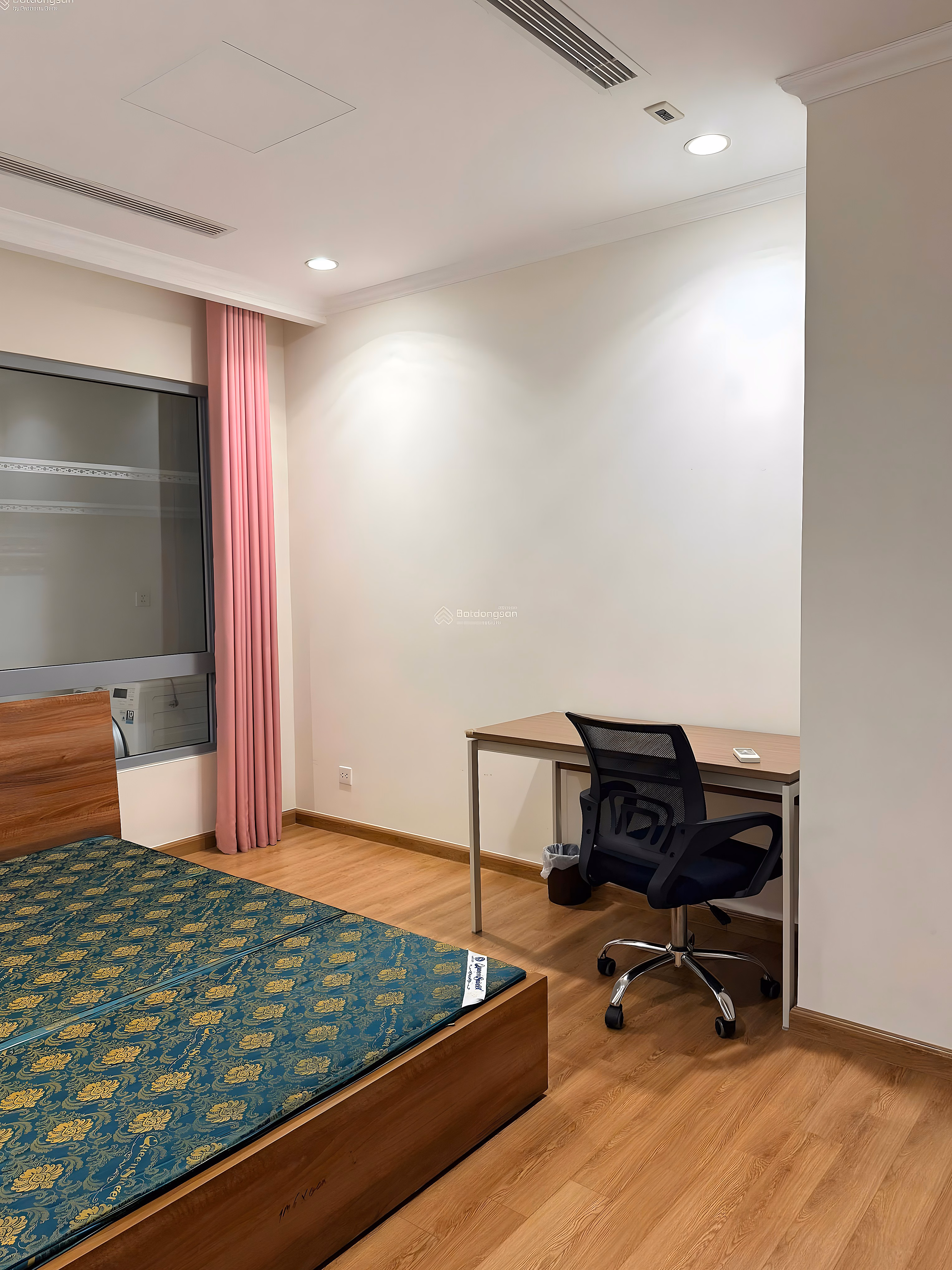The owner rents Vinhomes Nguyen Chi Thanh apartment with 3 bedrooms in the center of Hanoi***