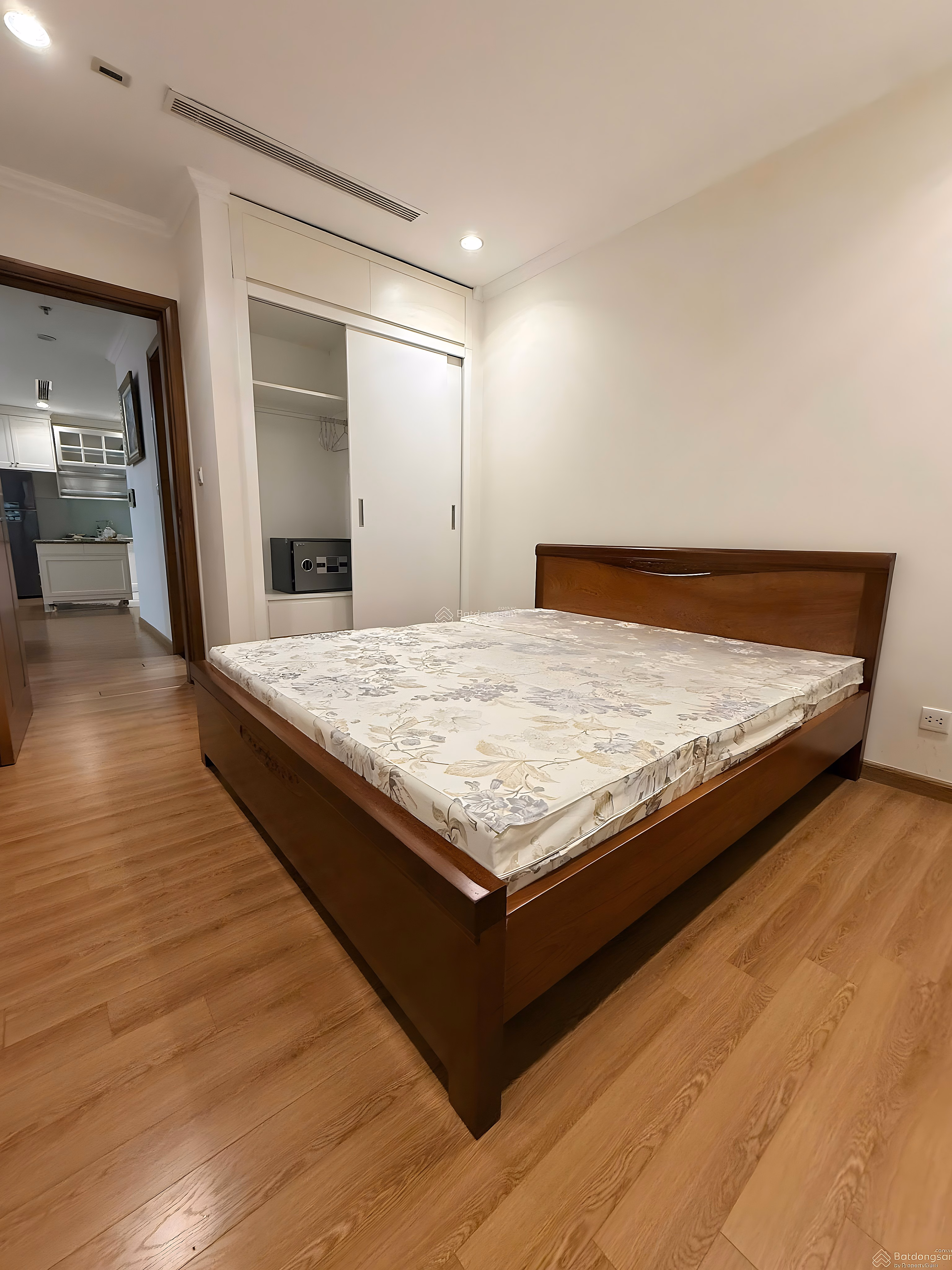 The owner rents Vinhomes Nguyen Chi Thanh apartment with 3 bedrooms in the center of Hanoi***