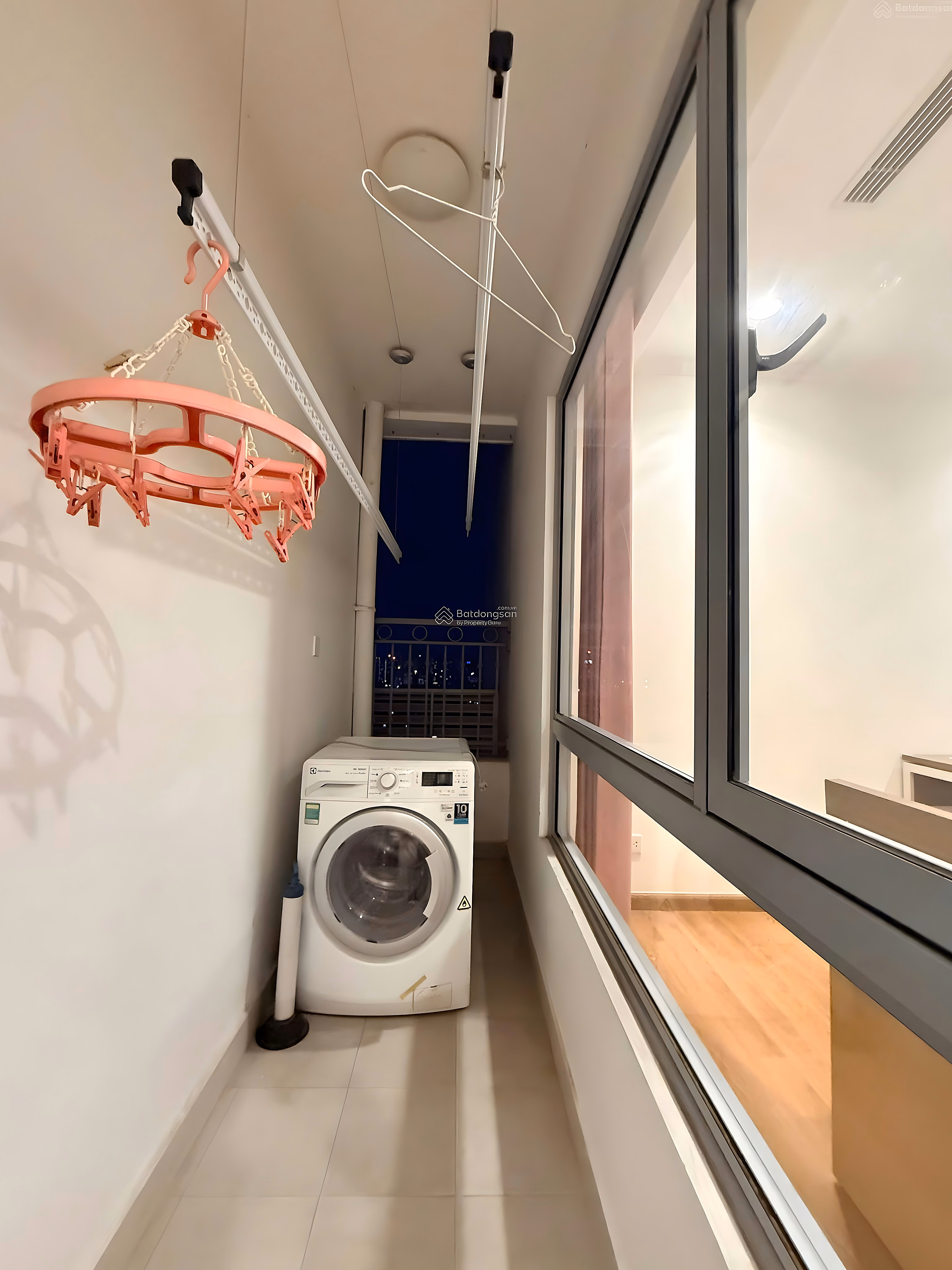 The owner rents Vinhomes Nguyen Chi Thanh apartment with 3 bedrooms in the center of Hanoi***
