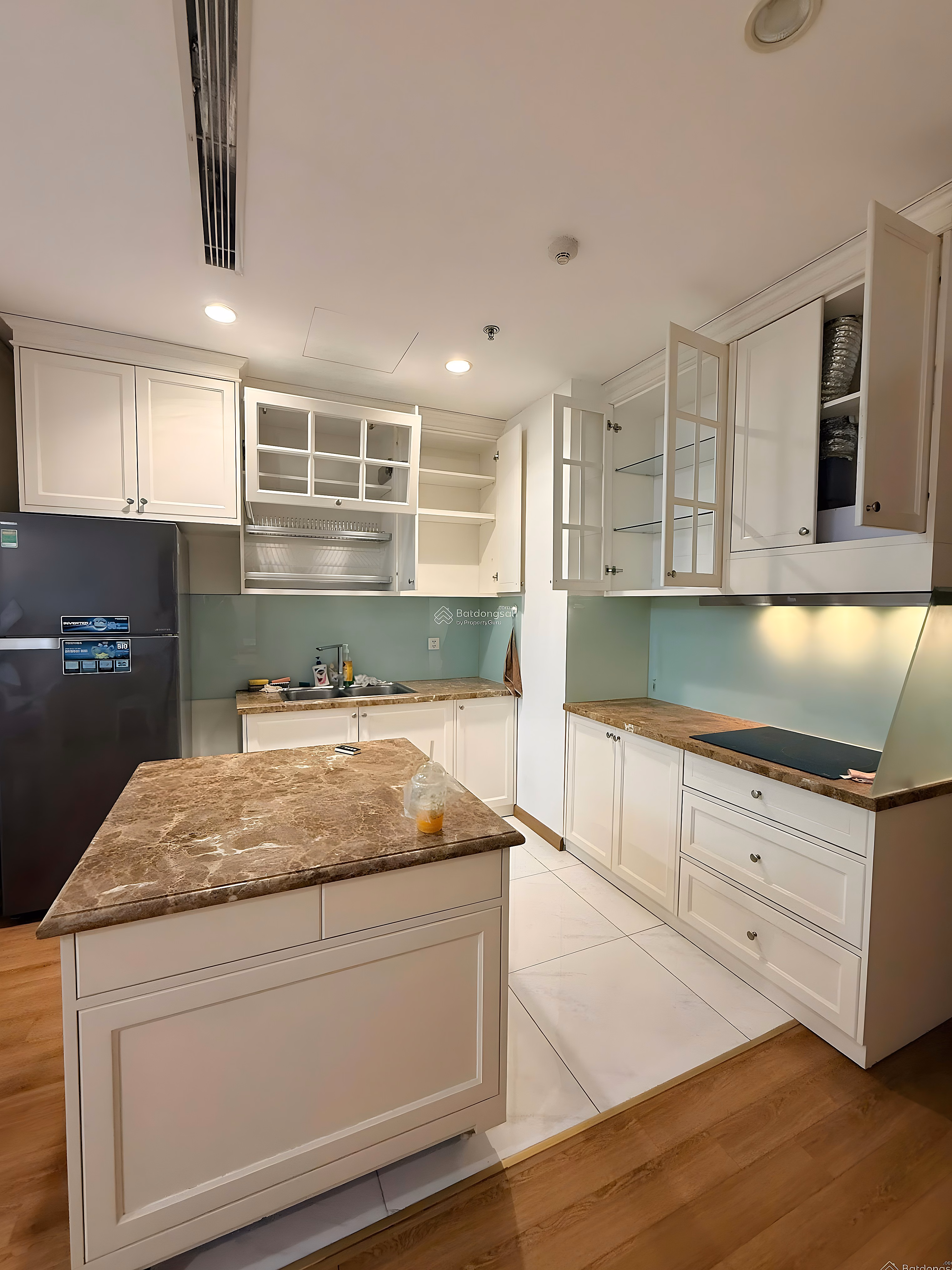 The owner rents Vinhomes Nguyen Chi Thanh apartment with 3 bedrooms in the center of Hanoi***