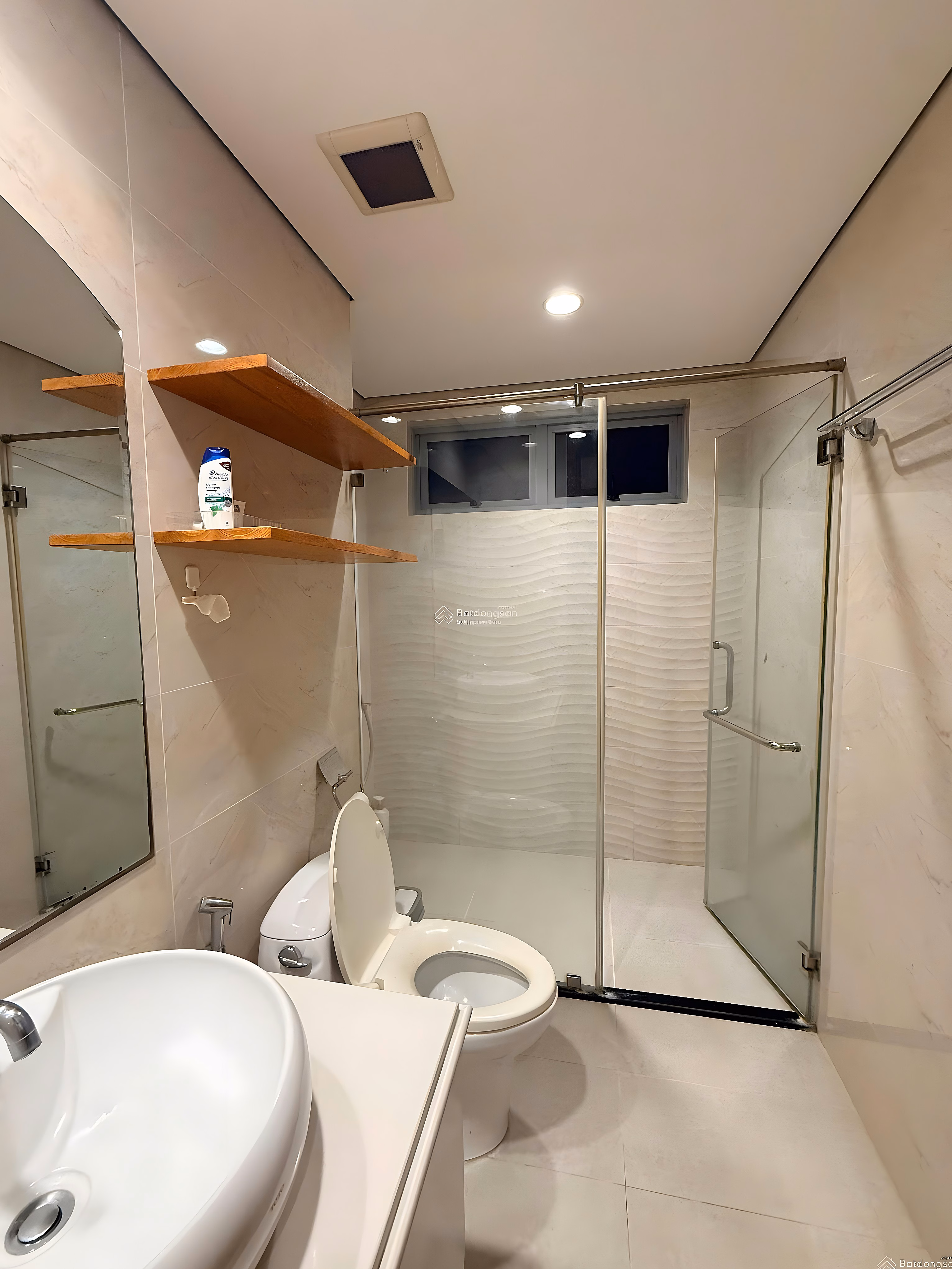 The owner rents Vinhomes Nguyen Chi Thanh apartment with 3 bedrooms in the center of Hanoi***