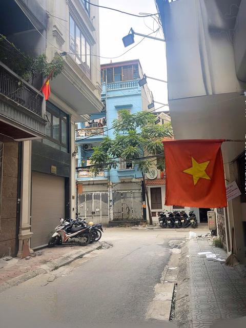 Subdivision for rent in Trung Kinh. Area: 76 m2 * 5 floors. MT: 7m. Clear the floor, avoid cars