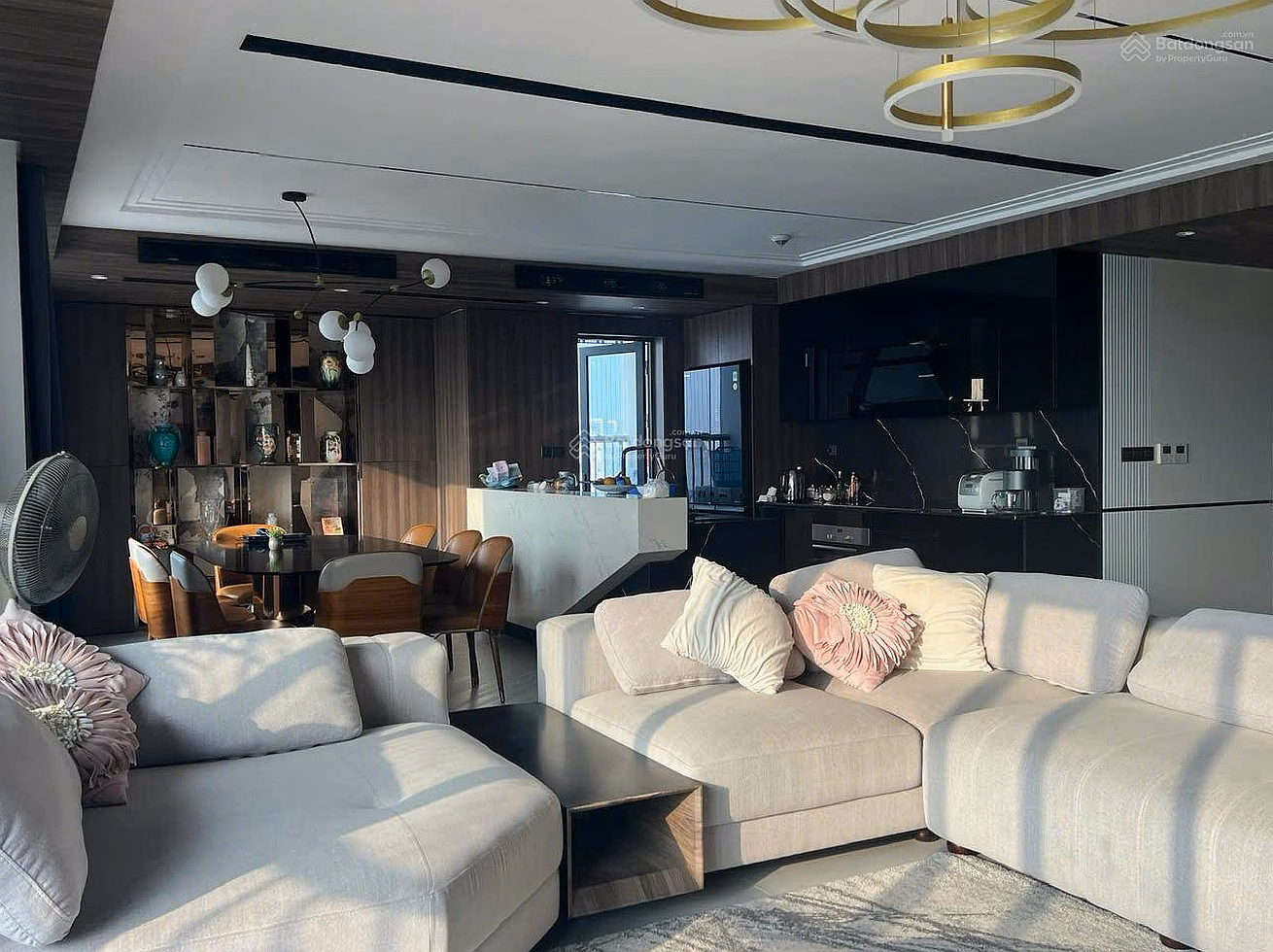 I am the owner selling a 3 bedroom apartment with area 113m2 in IPH Xuan Thuy apartment, price 11 billion including fees, contact: 0944 641 ***