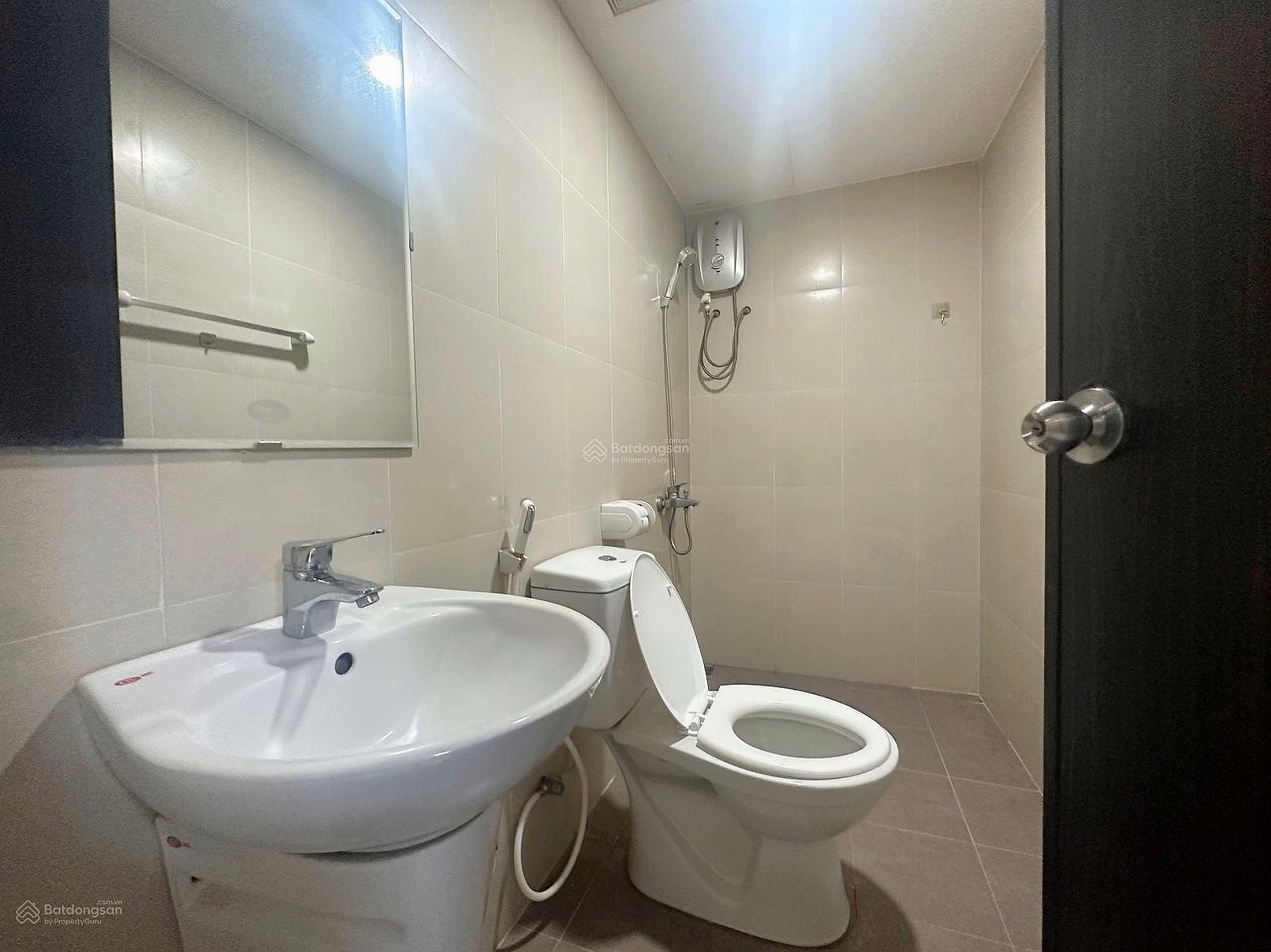 Urgent rent 2 bedroom 2 bathroom apartment, full furniture SKY9, price 9 million/month, move in immediately