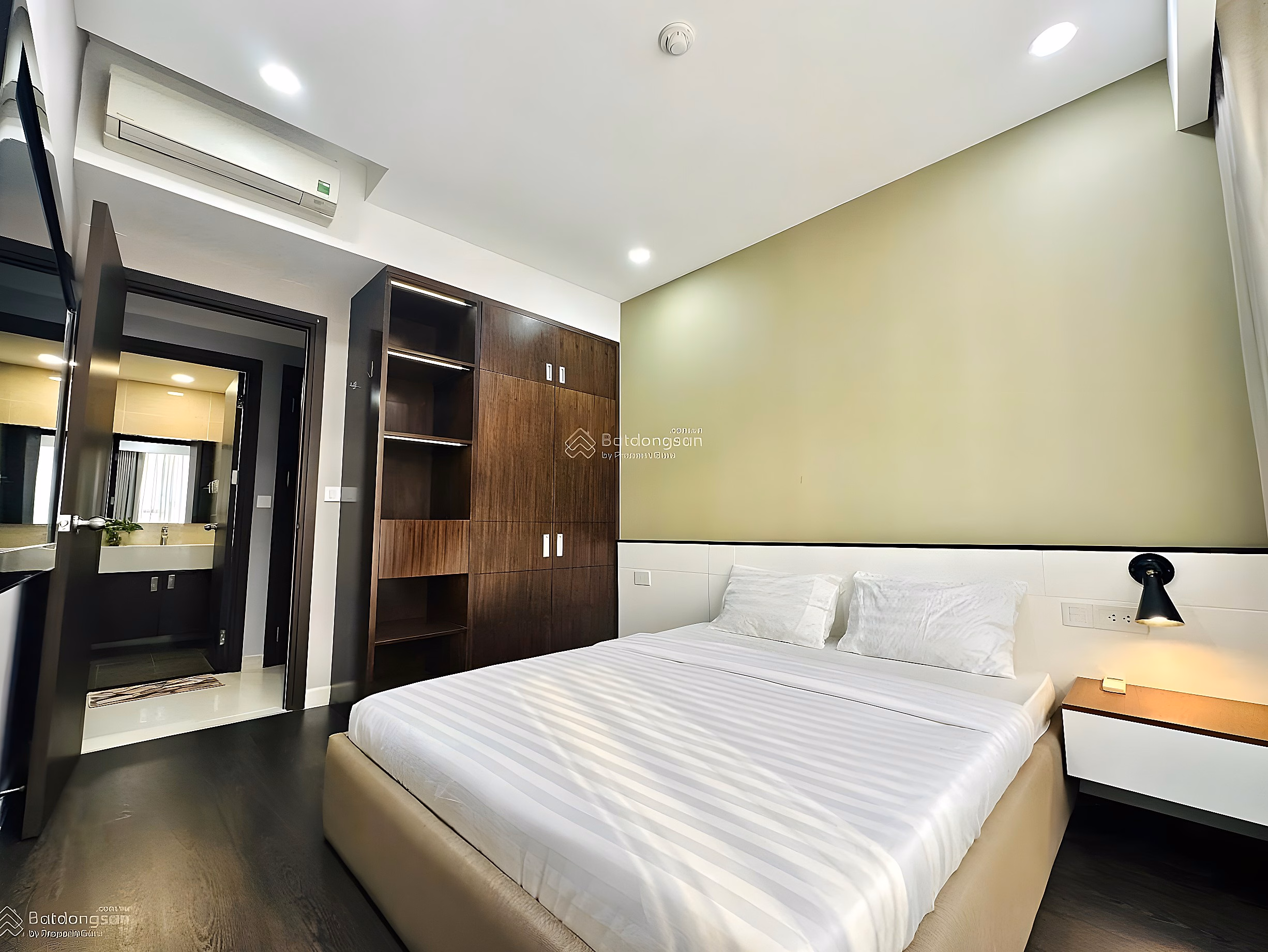 The owner offers to sell M-One Gia Dinh apartment, 2 bedrooms 60m2, has pink book, quick sale price only 2.2 billion