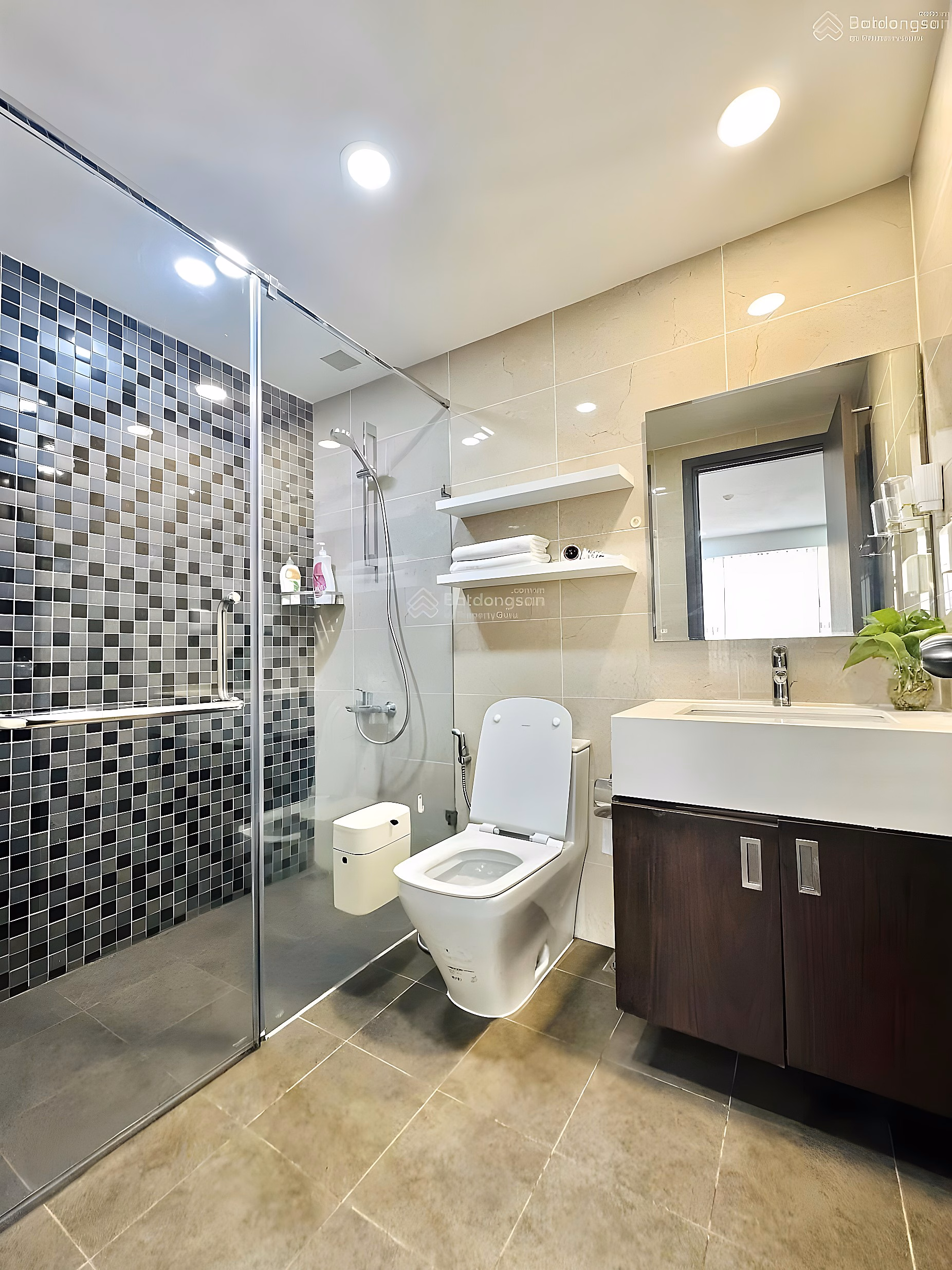 The owner offers to sell M-One Gia Dinh apartment, 2 bedrooms 60m2, has pink book, quick sale price only 2.2 billion