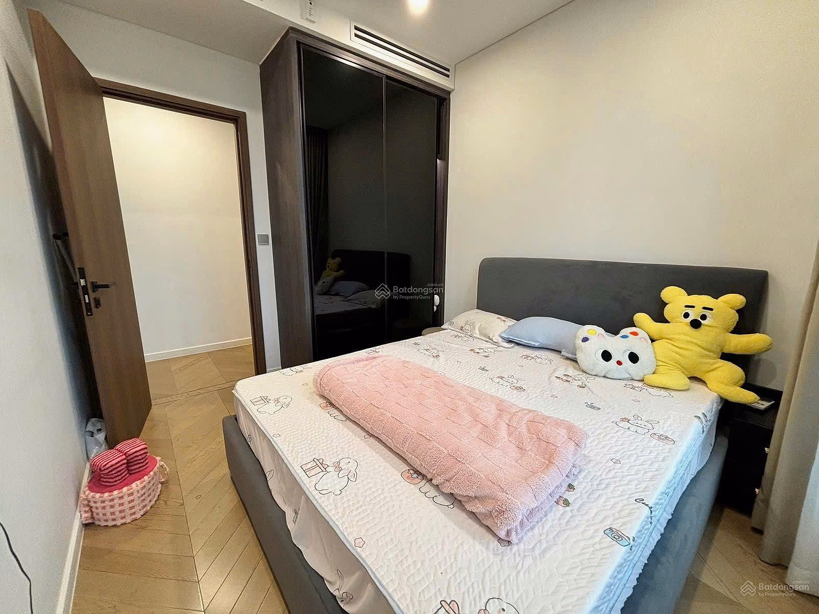 The owner sends a 2-bedroom corner apartment with Landmark 81 view for rent, available immediately, office at the project for easy viewing