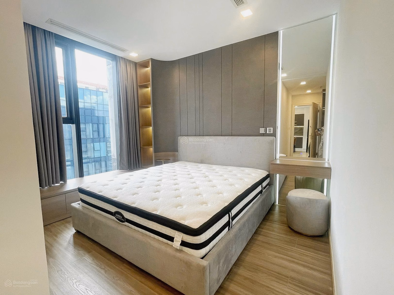 Exclusive rental 50 million/month 2-bedroom apartment 90m² A2 VHGR building. Direct view of the River. The house is empty, see now