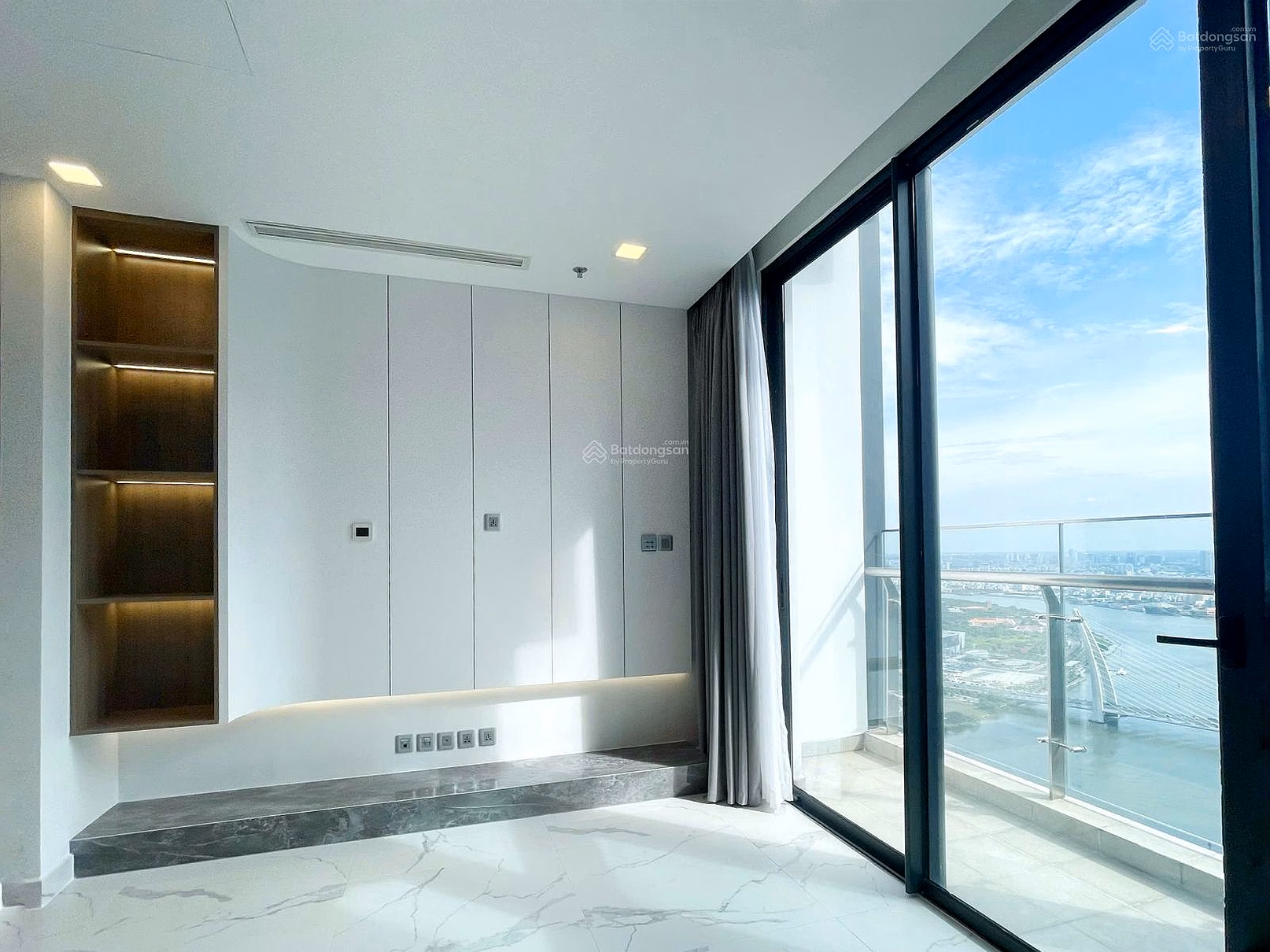 Exclusive rental 50 million/month 2-bedroom apartment 90m² A2 VHGR building. Direct view of the River. The house is empty, see now
