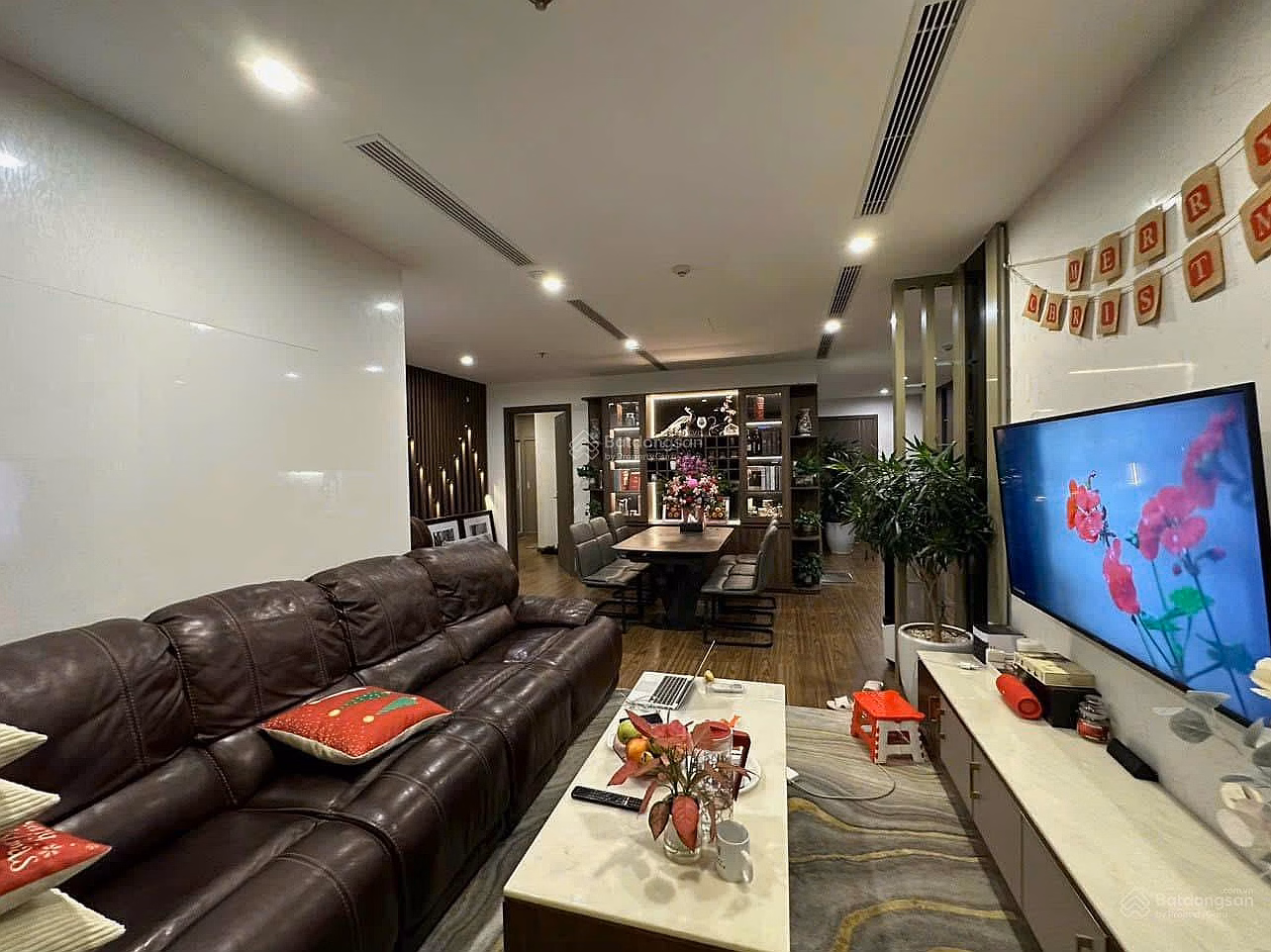 Urgent sale of 186m2_4N Corner Apartment at Dolphin Plaza. Beautiful floor - Good price - close now before you miss out. Commitment not to say virtual greetings