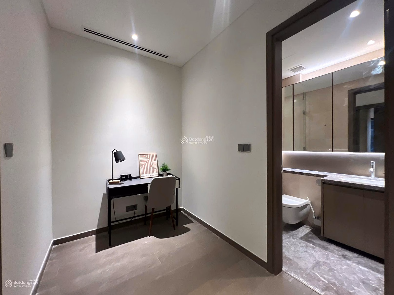 Terra Royal apartment for sale - District 3, 72m2, 2 bedrooms, 2 bathrooms, pink book, price: 7.7 billion*** Vinh