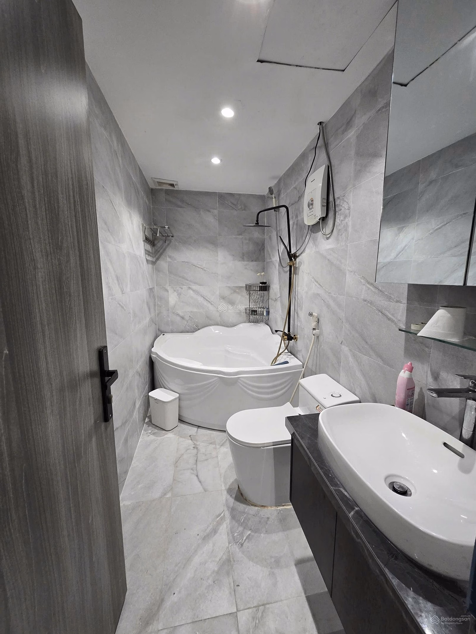 Rare goods for rent at RichStar CC, price 12 million, 65m2, 2 bedrooms, 2 bathrooms in Tan Phu, HCM