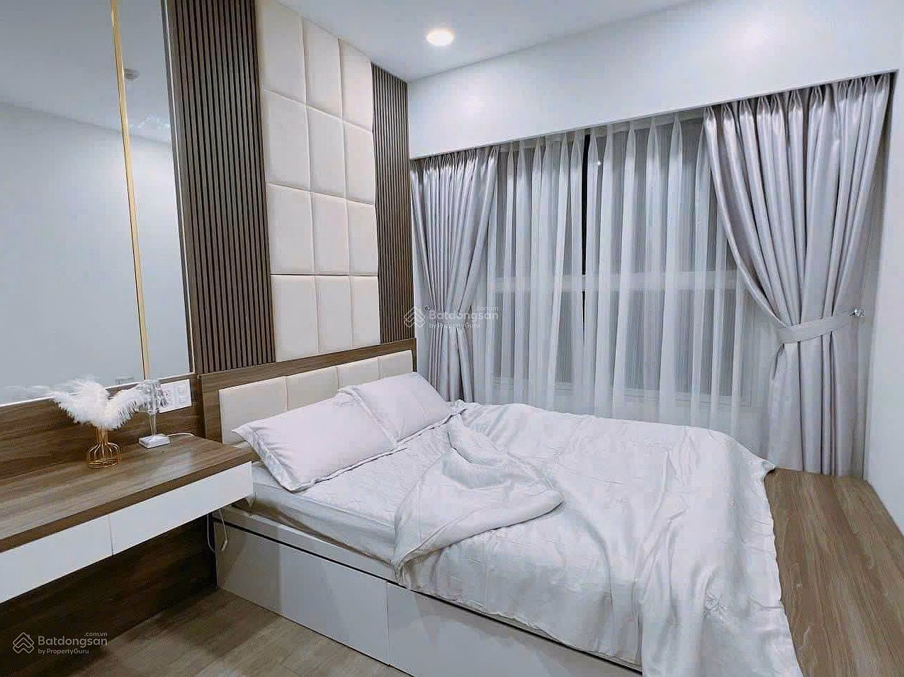 The owner of the 2-bedroom Sunrise Riverside apartment has a pink book