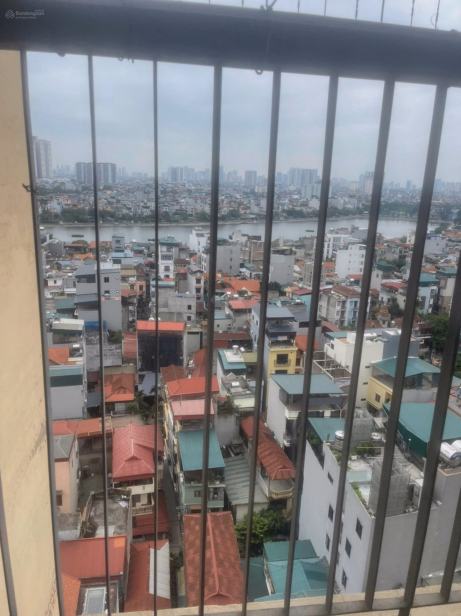 The owner sells the apartment on the middle floor of CT36A Dinh Cong Building, red book of the owner