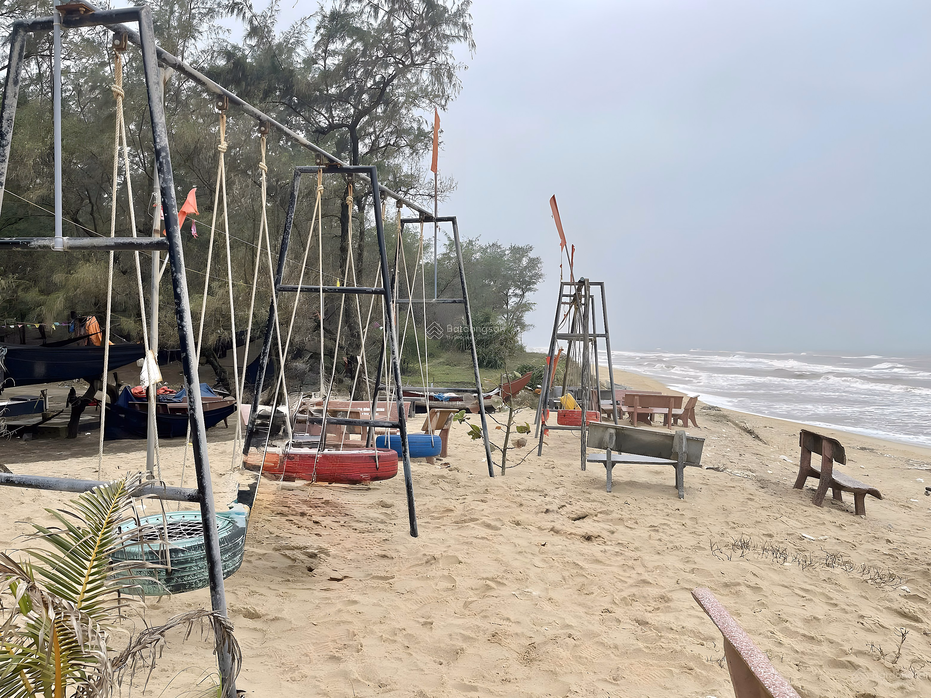 Phu Hai coastal land, Cu Lai Trung, Hue City. A few steps from the sea