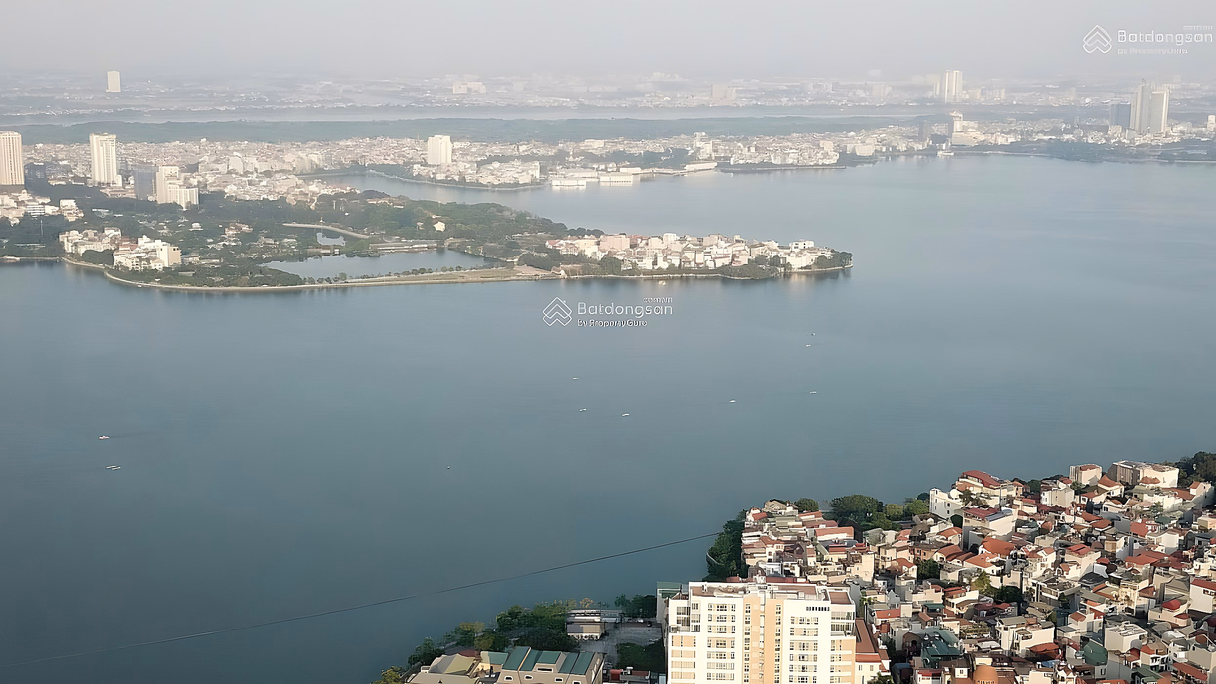 Directly to the Investor - Selling a 2 bedroom apartment with the most beautiful direct view of West Lake in the project - Brand new house, not lived in yet
