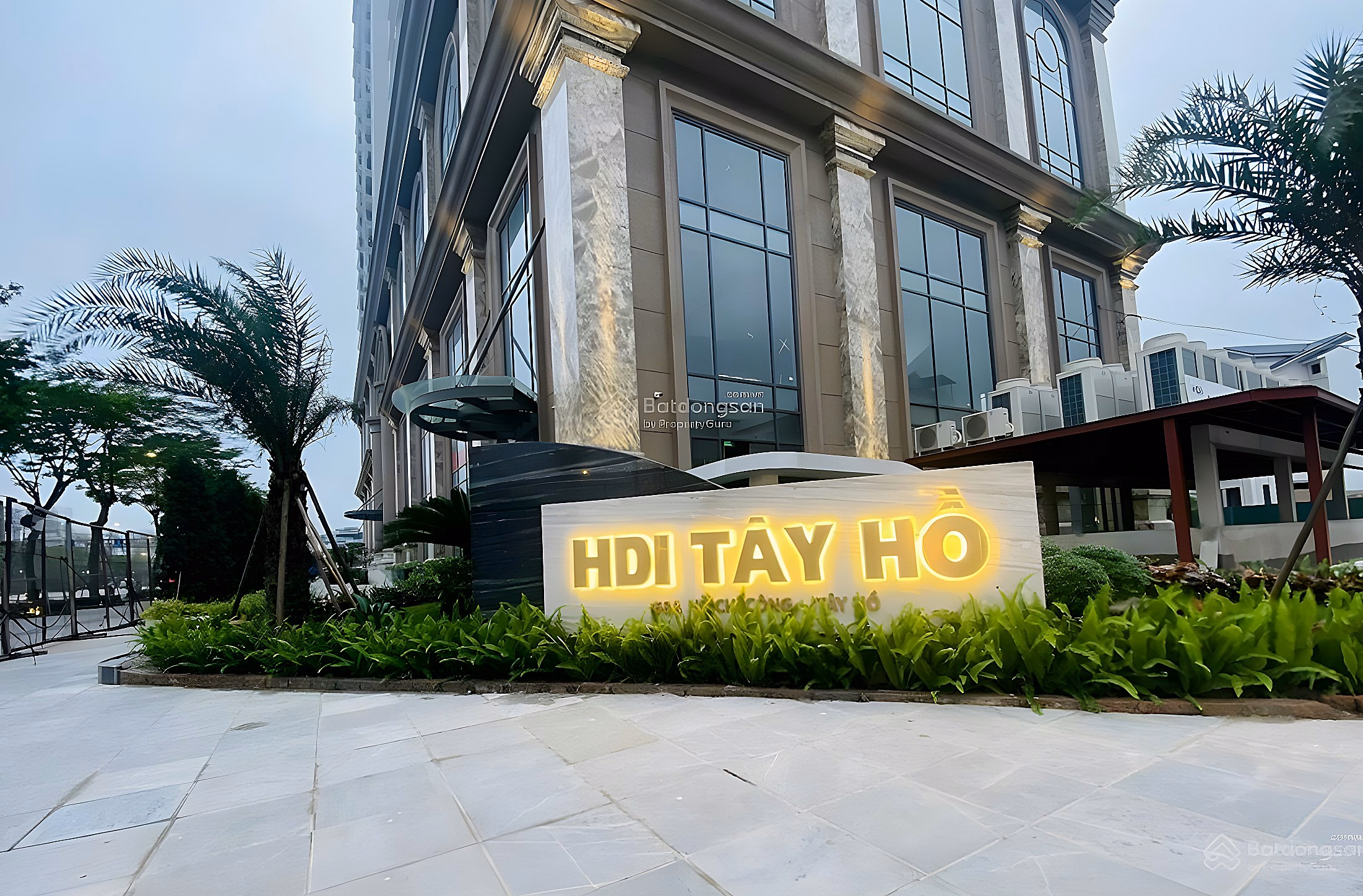 Directly to the Investor - Selling a 2 bedroom apartment with the most beautiful direct view of West Lake in the project - Brand new house, not lived in yet