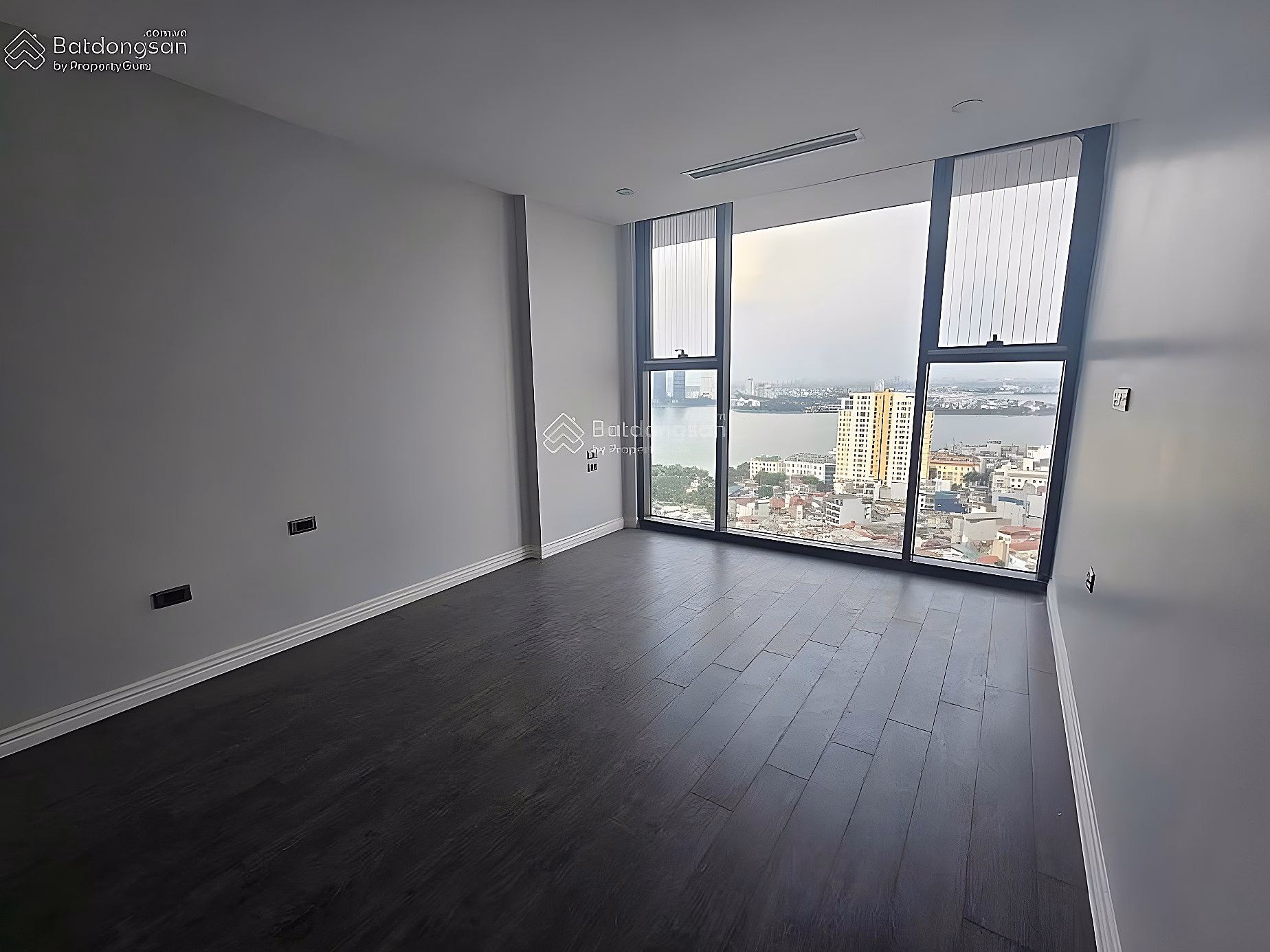 Directly to the Investor - Selling a 2 bedroom apartment with the most beautiful direct view of West Lake in the project - Brand new house, not lived in yet