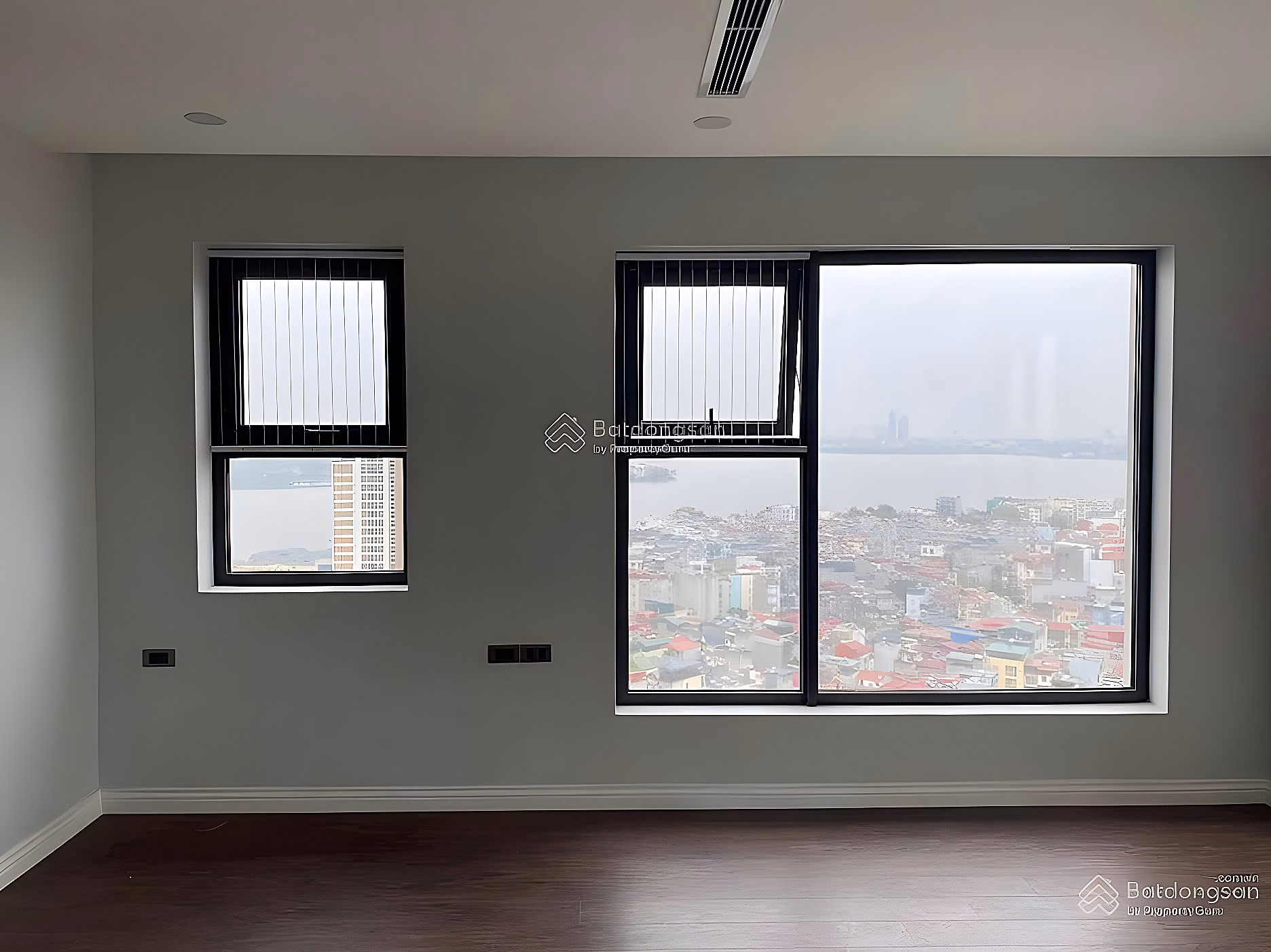 Directly to the Investor - Selling a 2 bedroom apartment with the most beautiful direct view of West Lake in the project - Brand new house, not lived in yet