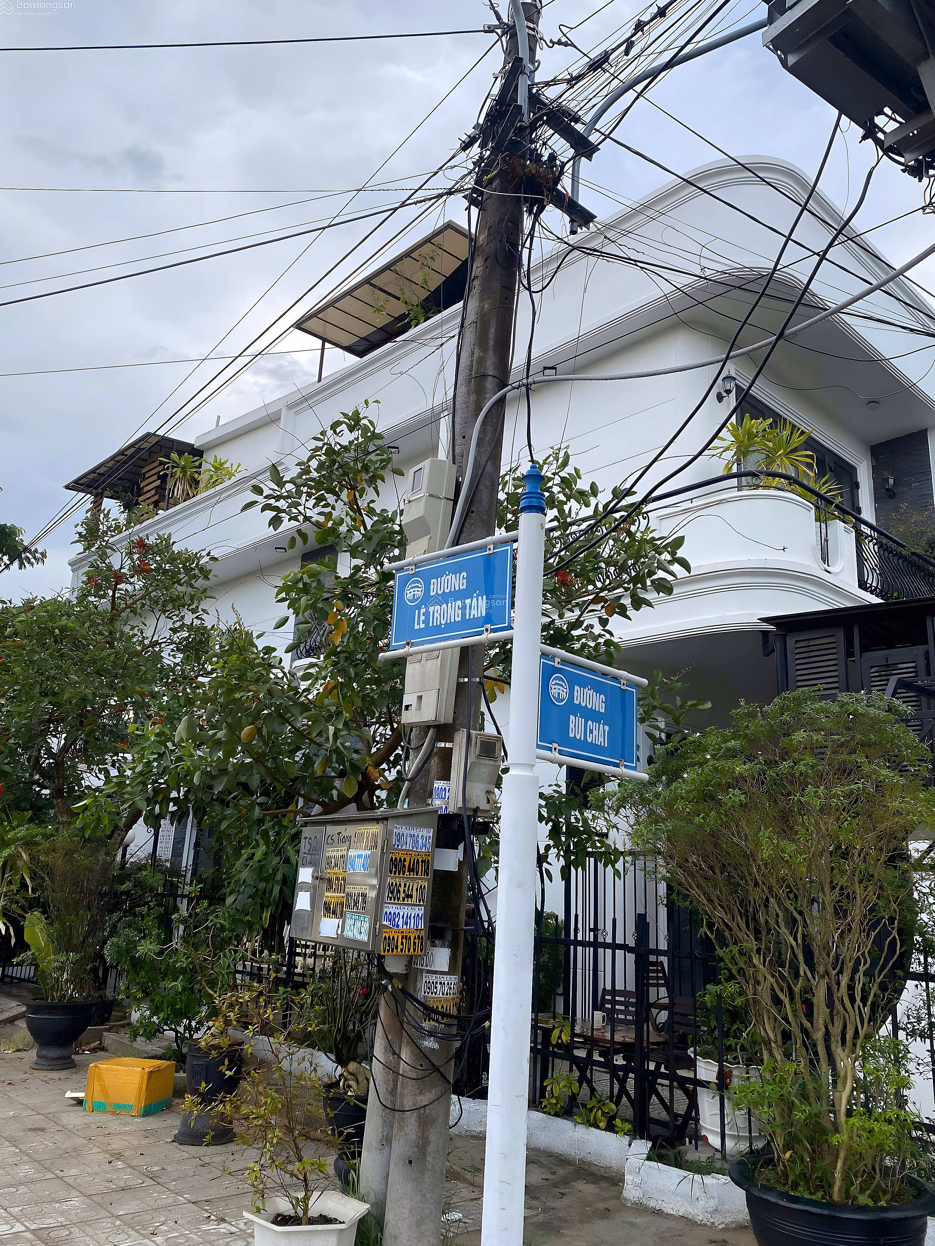 Selling land lot of 100 m2; Le Trong Tan street - Hoi An. Free level 4 house. Price only 2.8 billion