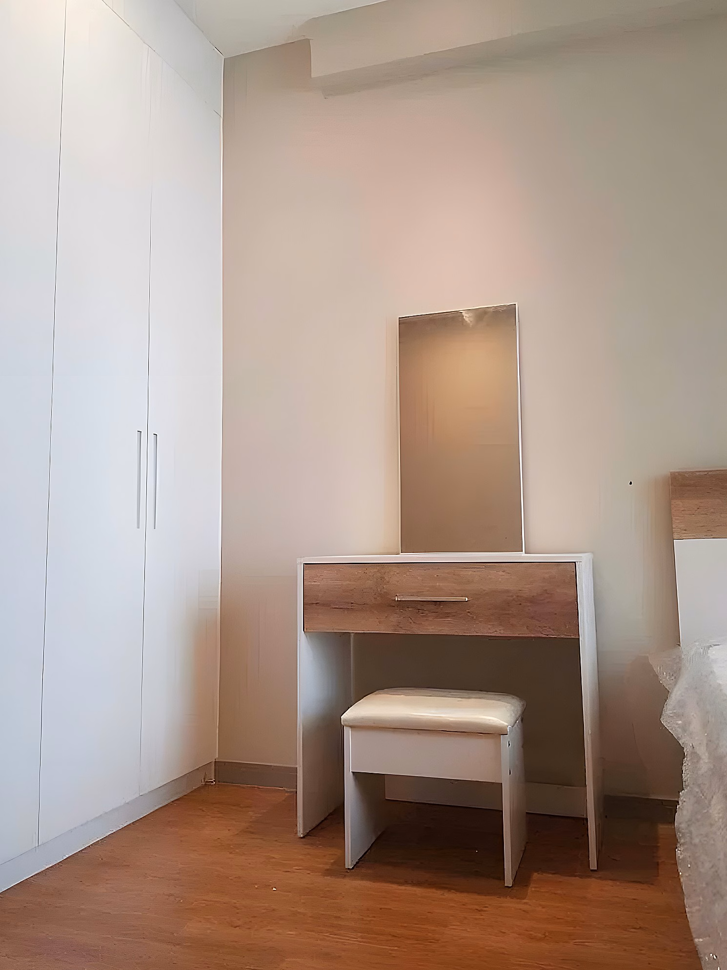 The GoldView apartment for rent at 346 Ben Van Don 67m2 2 bedrooms fully furnished, closing price 17 million
