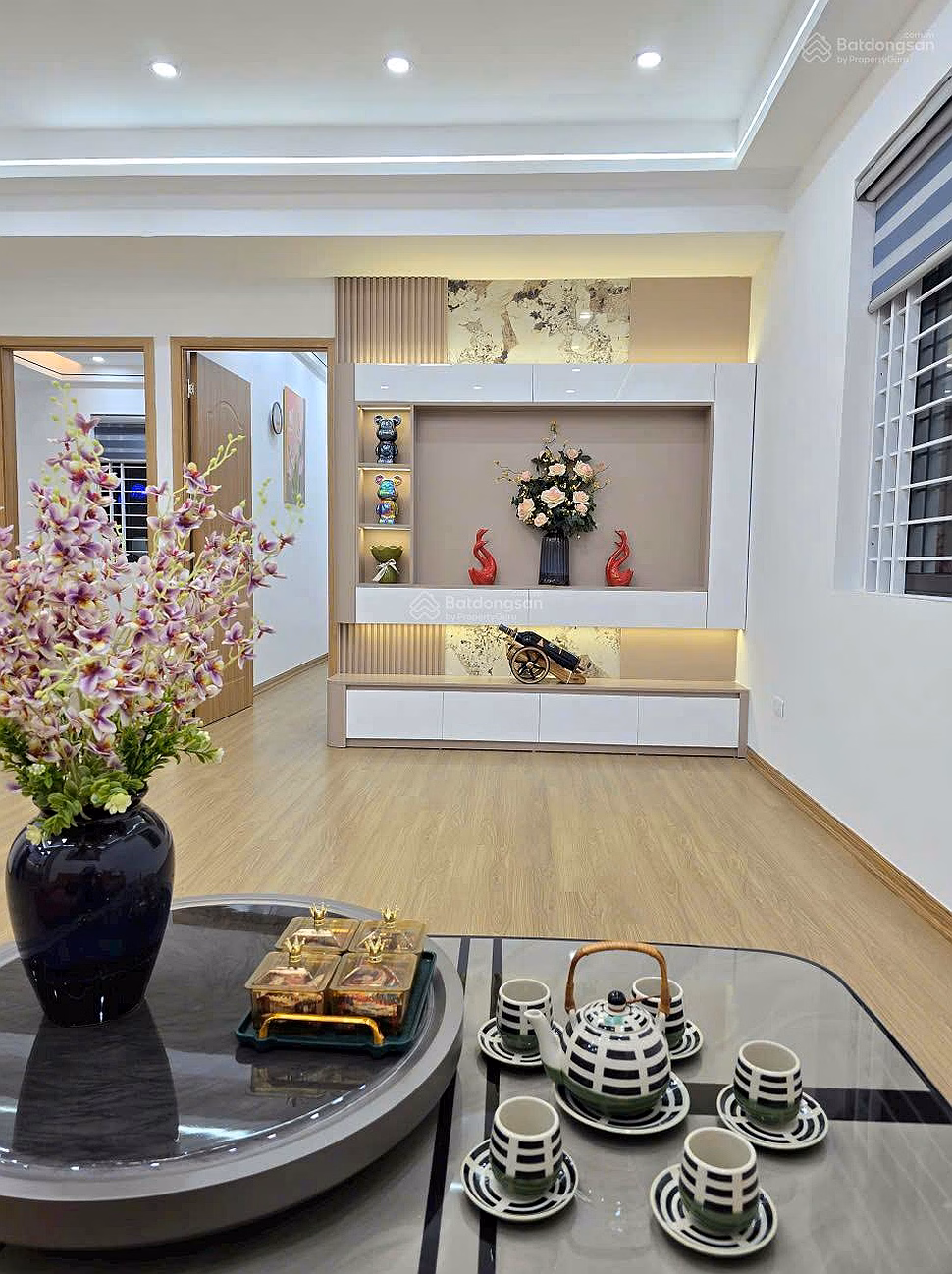 Urgent sale: 75m2 CC apartment in Nam Trung Yen Urban Area, 3 bedrooms-2 bathrooms, new furniture; Good price: 6.7 billion VND