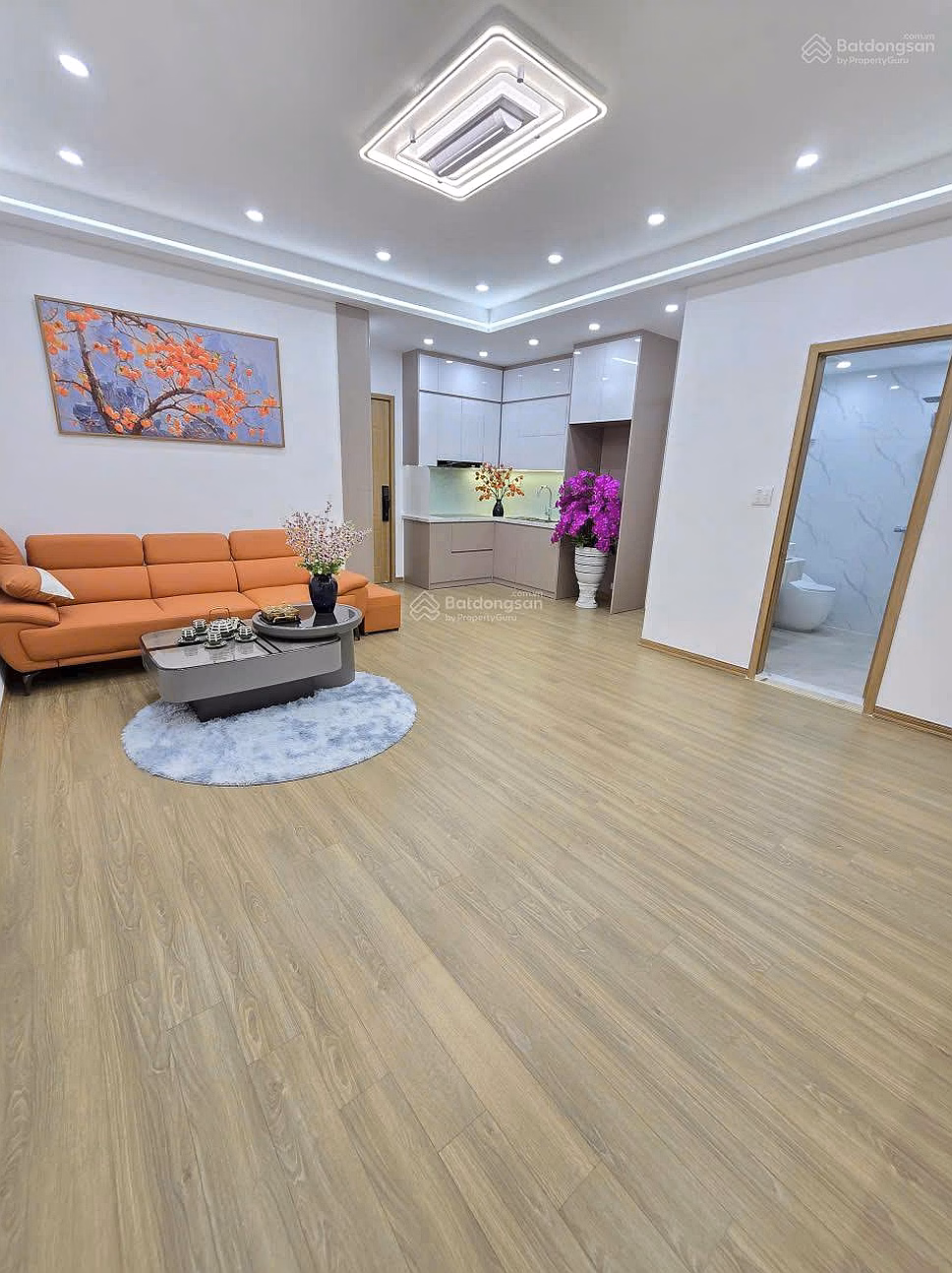 Urgent sale: 75m2 CC apartment in Nam Trung Yen Urban Area, 3 bedrooms-2 bathrooms, new furniture; Good price: 6.7 billion VND