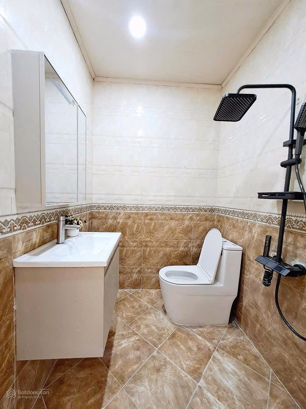 For sale by owner: Apartment in Nam Trung Yen urban area, 2 bedrooms-1 bathroom, new furniture; 4.3 billion VND