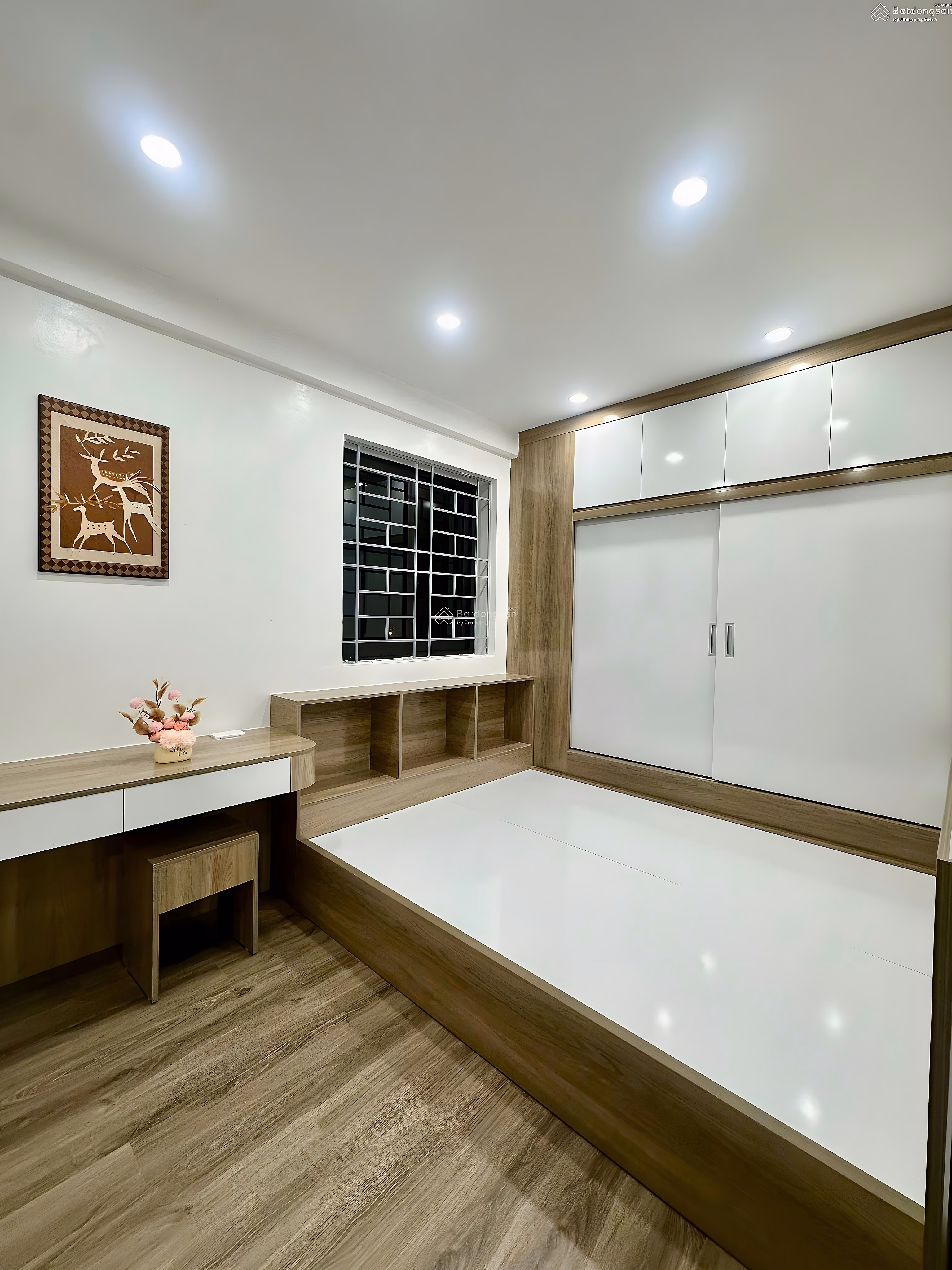 REDUCE DEPOSIT - COOL CORNER - LONG-LASTING PINK WINDOW - NEW FULL INTERIOR REPAIR - 3 BEDROOMS - 2 WC