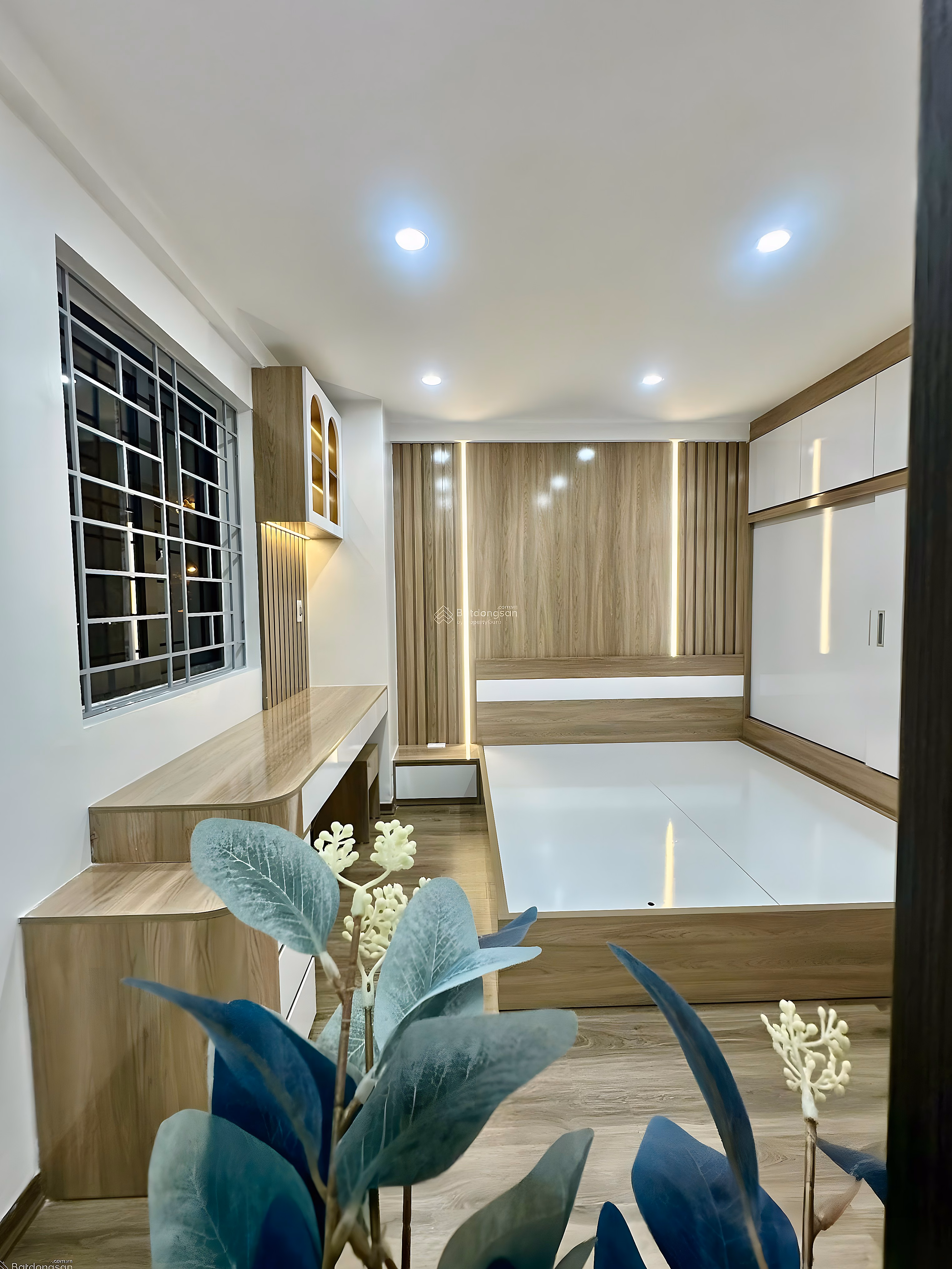 REDUCE DEPOSIT - COOL CORNER - LONG-LASTING PINK WINDOW - NEW FULL INTERIOR REPAIR - 3 BEDROOMS - 2 WC