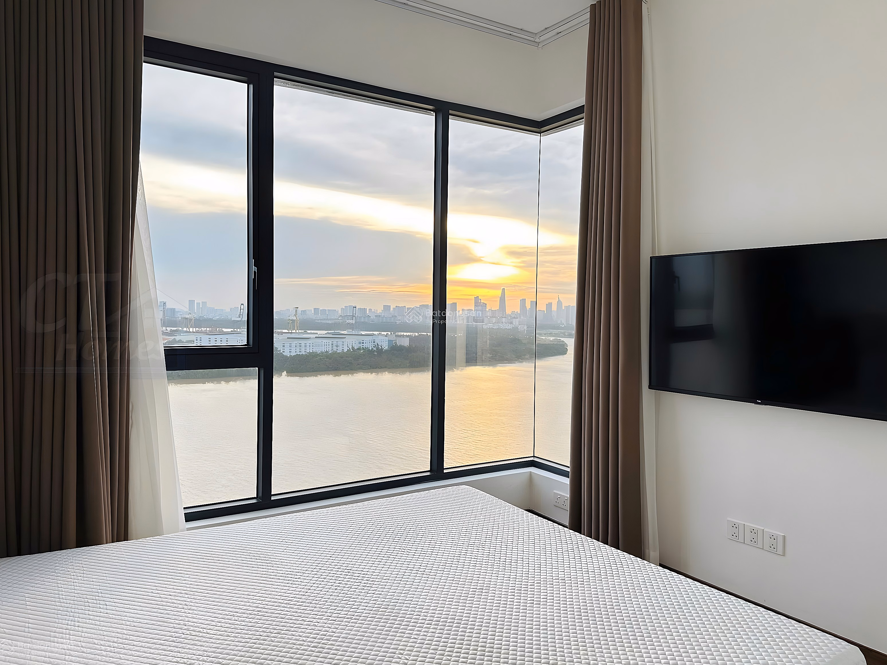 3 BEDROOM APARTMENT FOR RENT WITH DIRECT VIEW OF TRUNG SEN RIVER