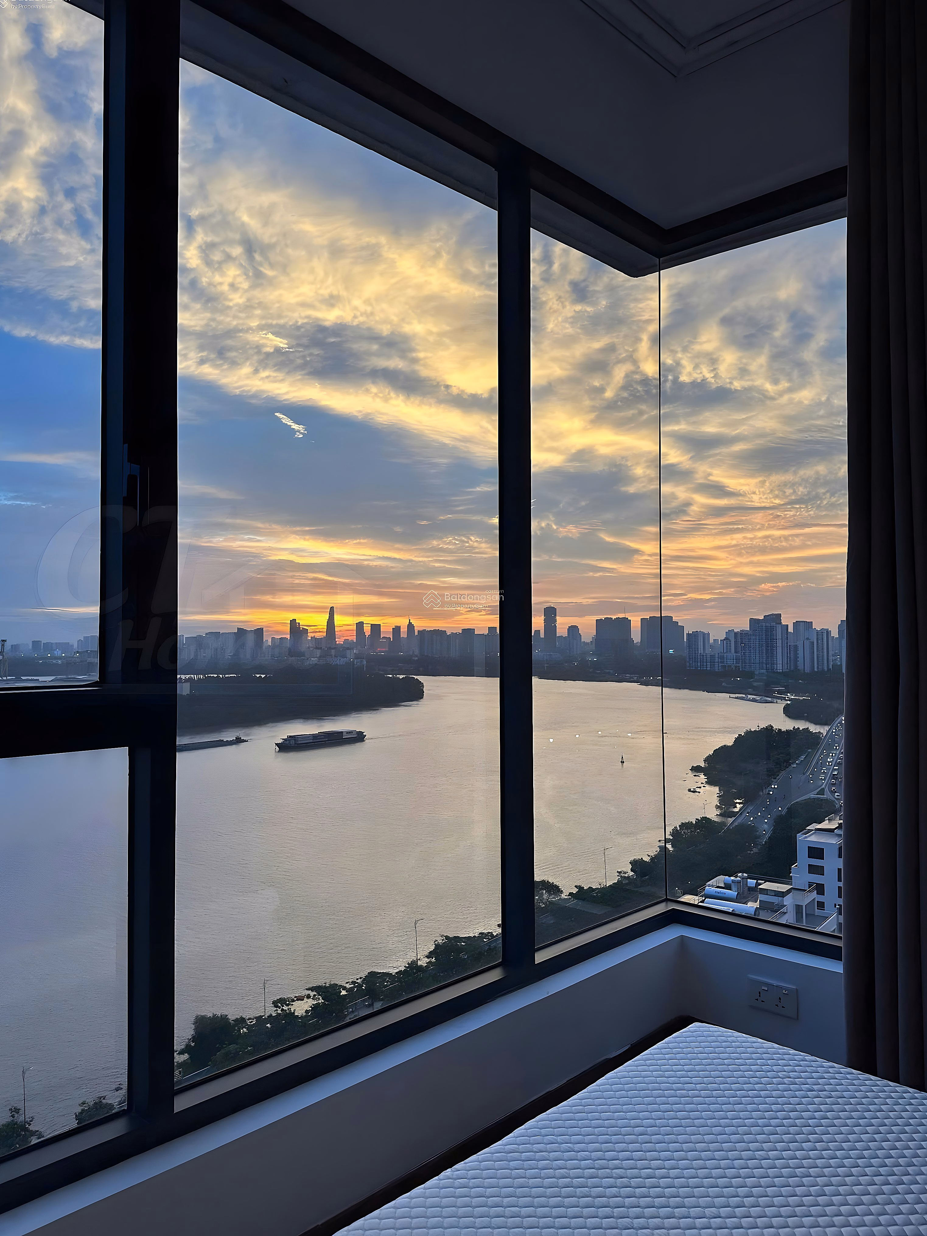 3 BEDROOM APARTMENT FOR RENT WITH DIRECT VIEW OF TRUNG SEN RIVER
