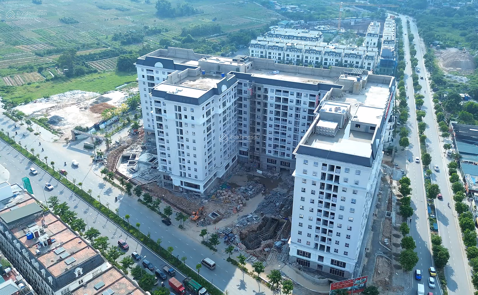 Selling 2 bedroom - 2 bathroom apartment on axis 09 of Hausman Premium Residences - Dai Mo apartment for 9X million/m2