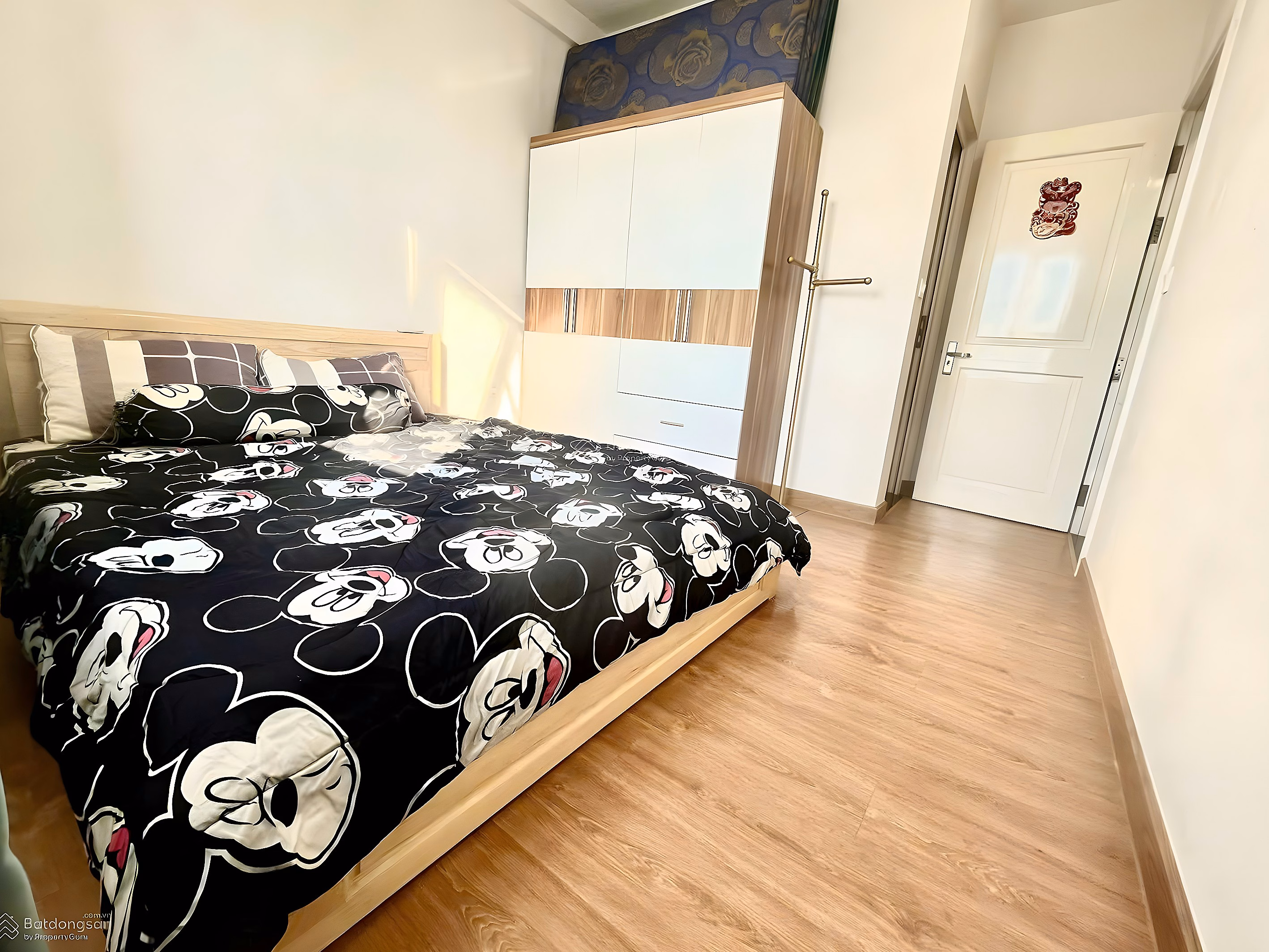 I have an empty apartment for rent right away, 2 bedrooms, 2 bathrooms, full interior at Moonlight Boulevard, price 12 million. Can stay right away