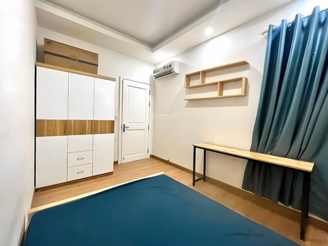 I have an empty apartment for rent right away, 2 bedrooms, 2 bathrooms, full interior at Moonlight Boulevard, price 12 million. Can stay right away.