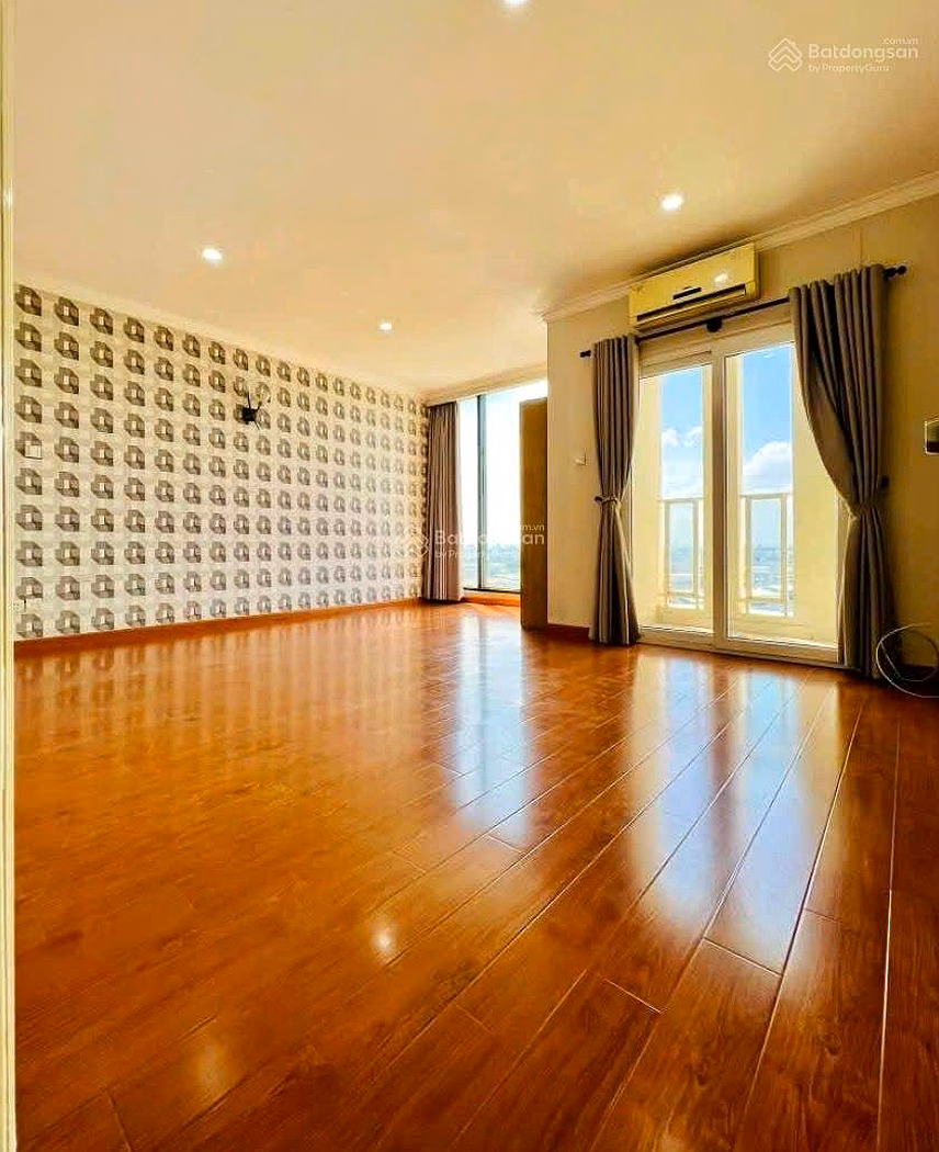 Penthouse 238m². Very nice corner view. Price 38.3 million/m2. 3km from TSN Airport T3 station