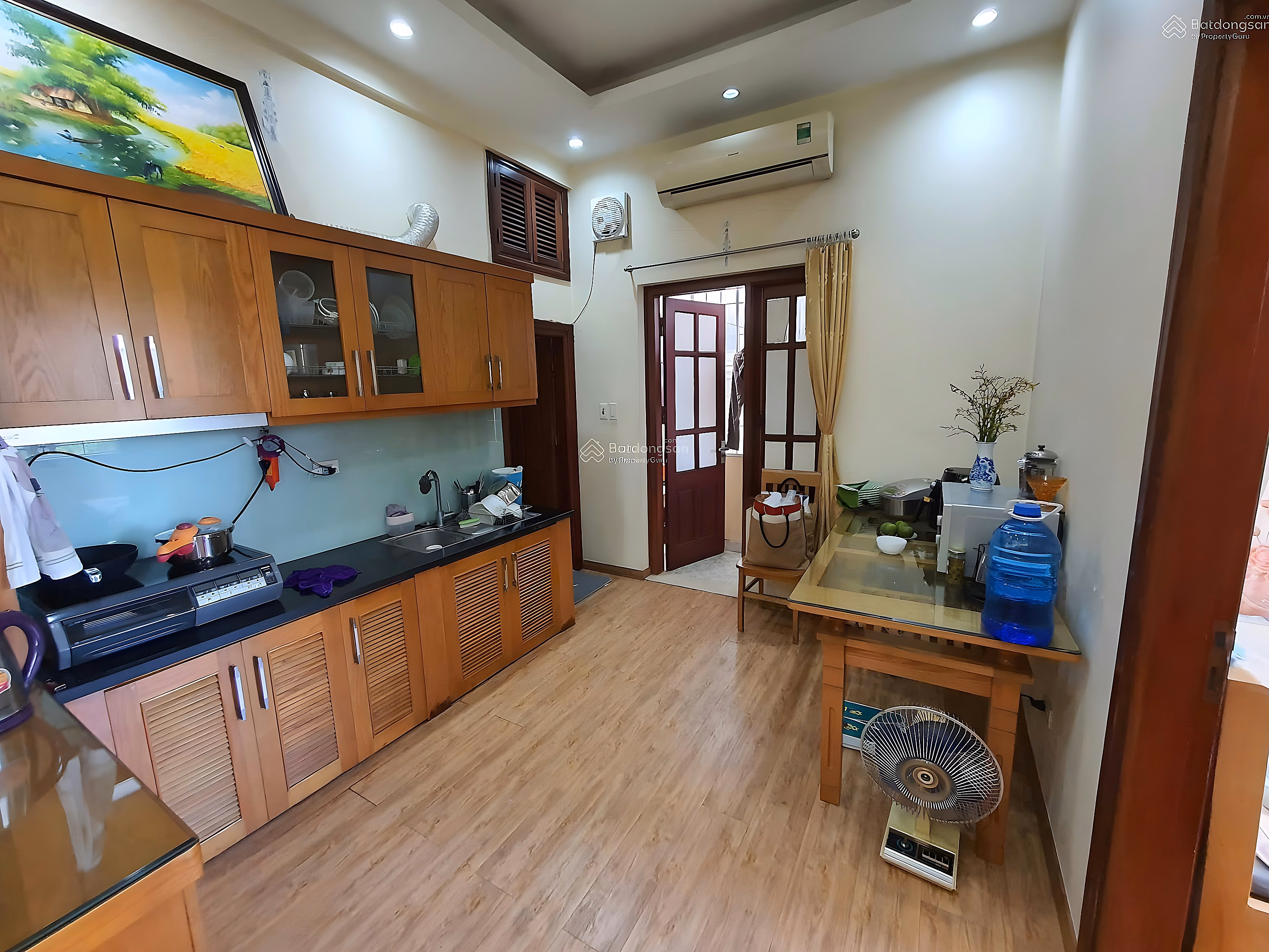 Apartment for rent at 27 Le Thanh Tong, area 70m2, including 2 bedrooms, fully furnished, price 11 million