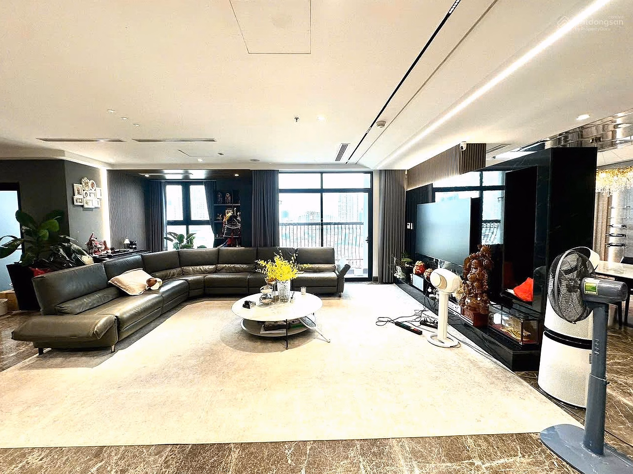 Owner sells apartment at TSQ Shopping Center, Mo Lao, 176m2, 4 bedrooms, basic furniture, Northwest balcony, red book