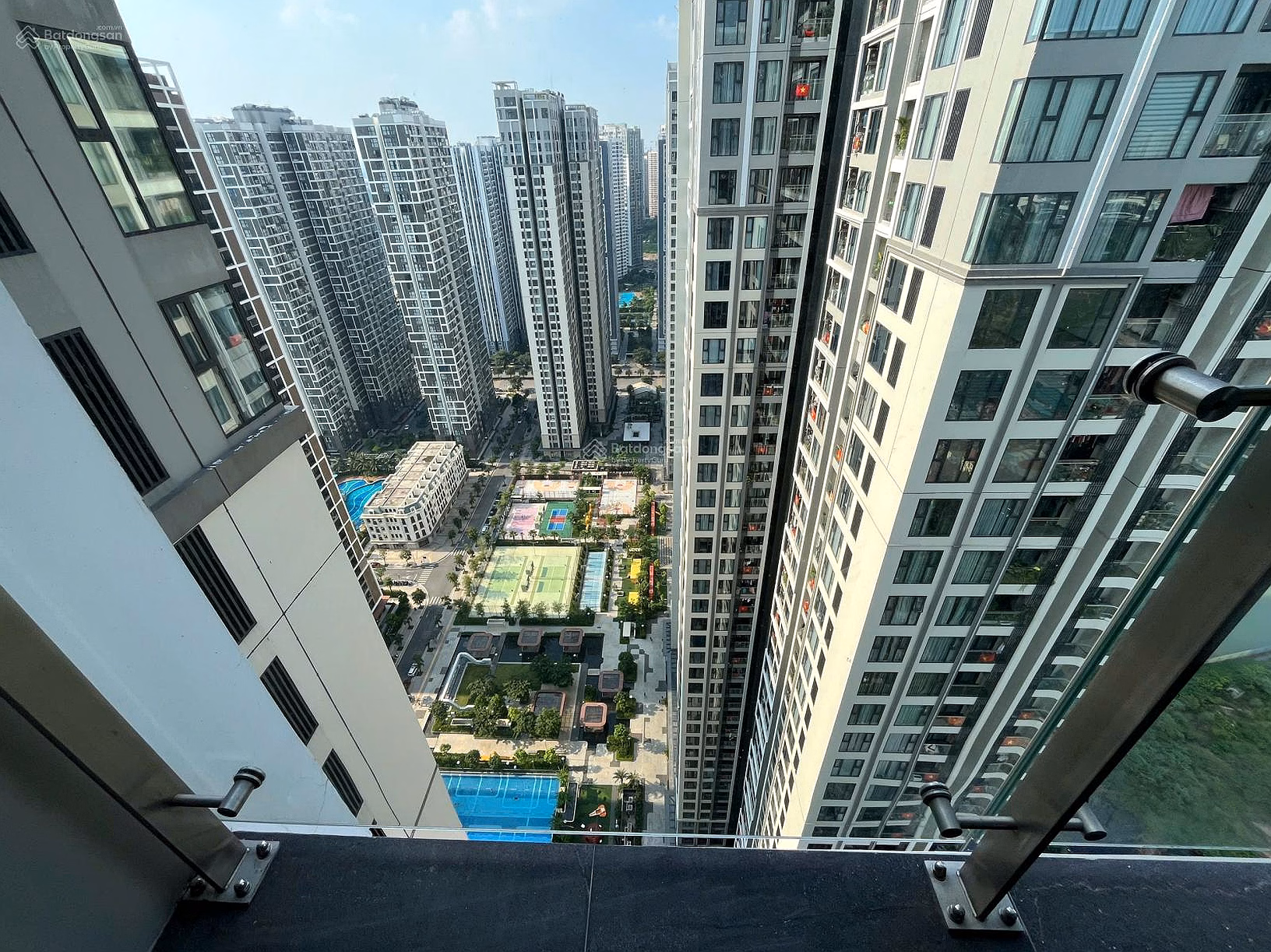 OWNER SELLING THE LUXURY APARTMENT MASTERISE HOMES VINSMART CITY