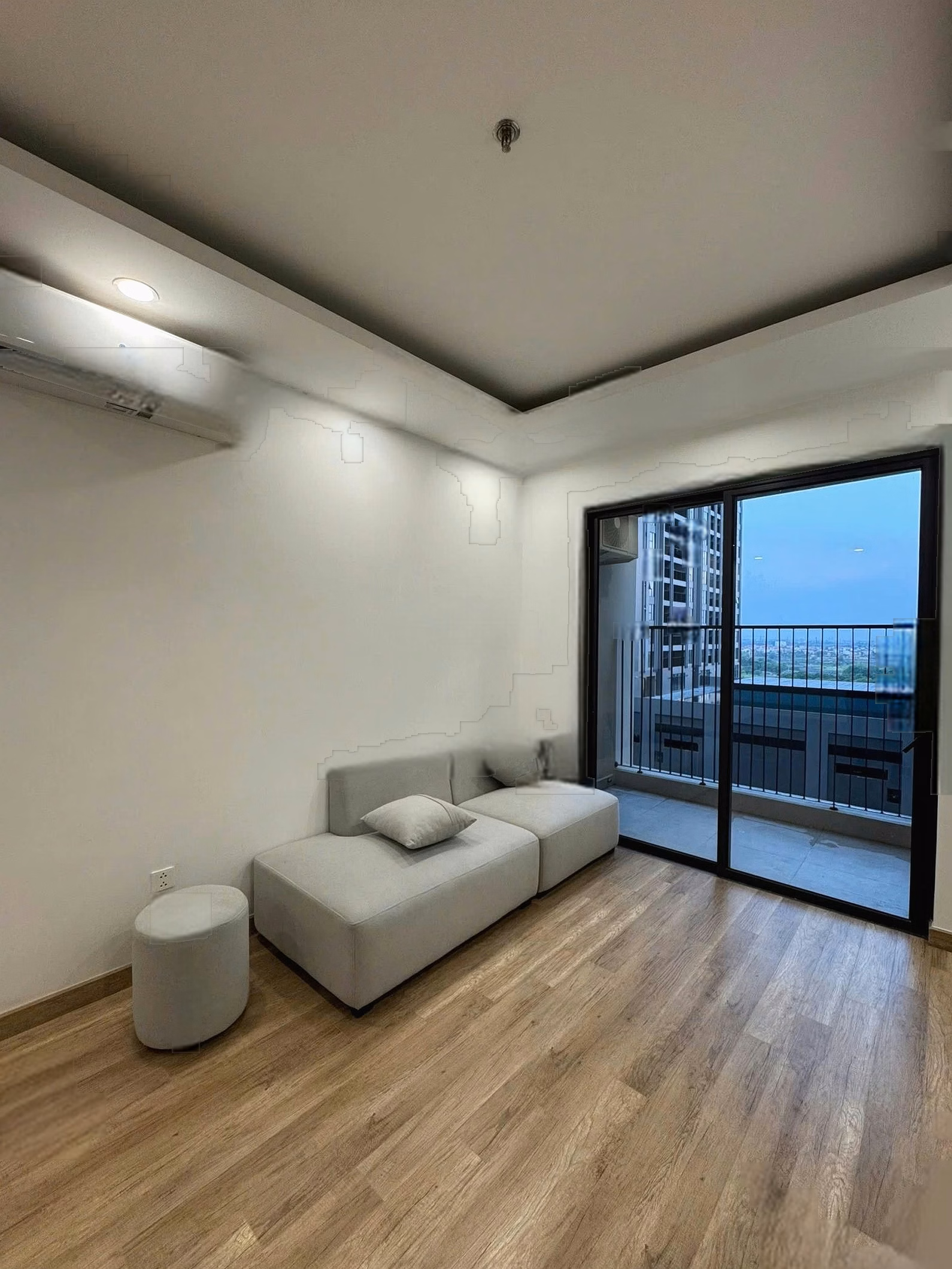 Cut losses and quickly sell 83m2 outstanding apartment W1 The Wisteria full furniture for only 5.6 billion. There is negotiation