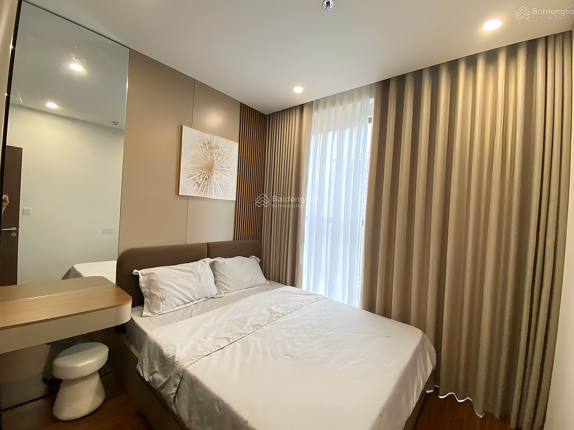 For rent 1 bedroom + 1 building H1, 18th floor, full of luxury furniture - ready to move in - easygoing landlord