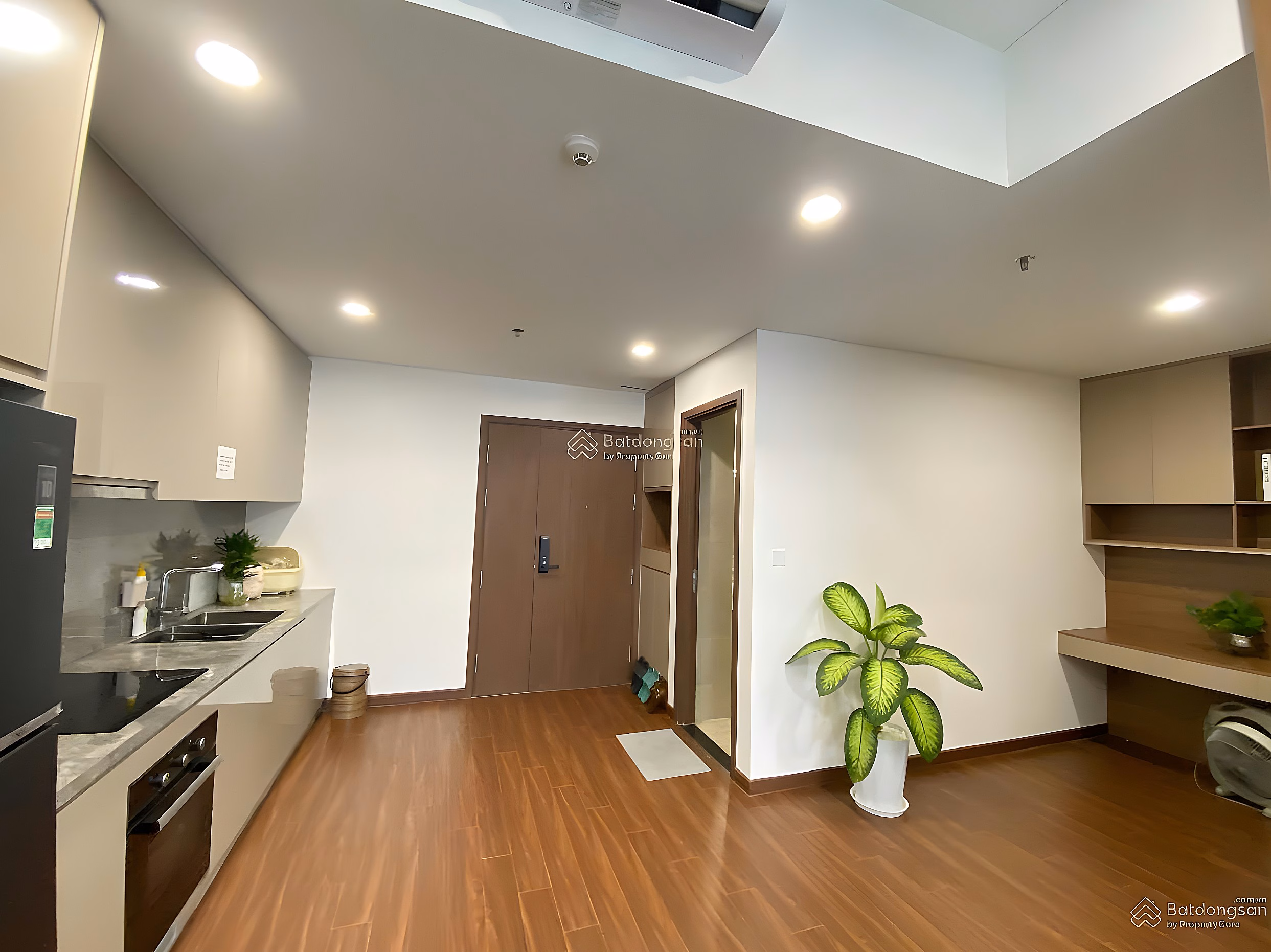 For rent 1 bedroom + 1 building H1, 18th floor, full of luxury furniture - ready to move in - easygoing landlord