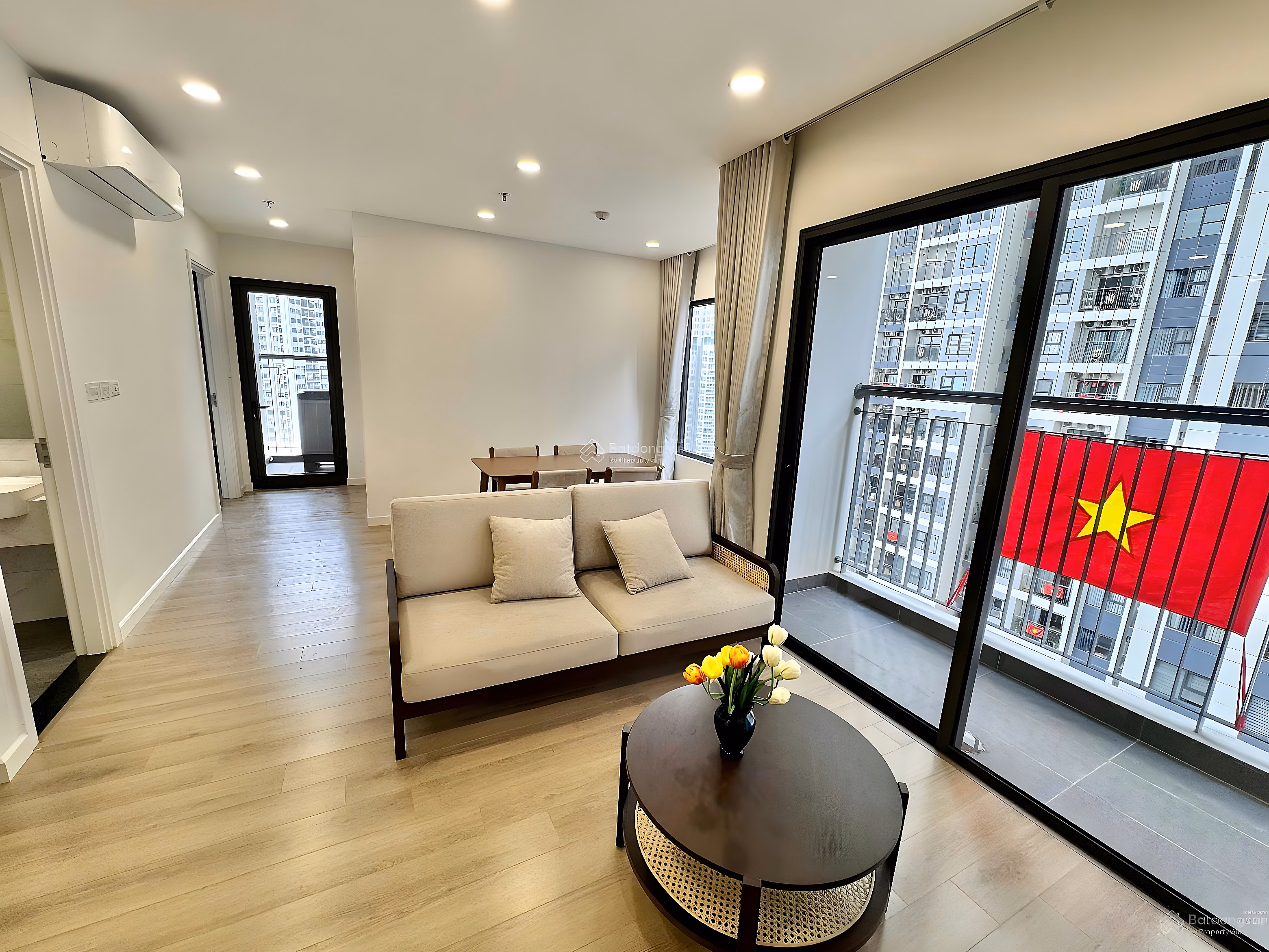 I sell 2 apartments 2 bedrooms 55m 3.8 billion, 2 bedrooms + 63.5m corner apartment 4.45 billion in high-end subdivision Vinhomes Smart City!