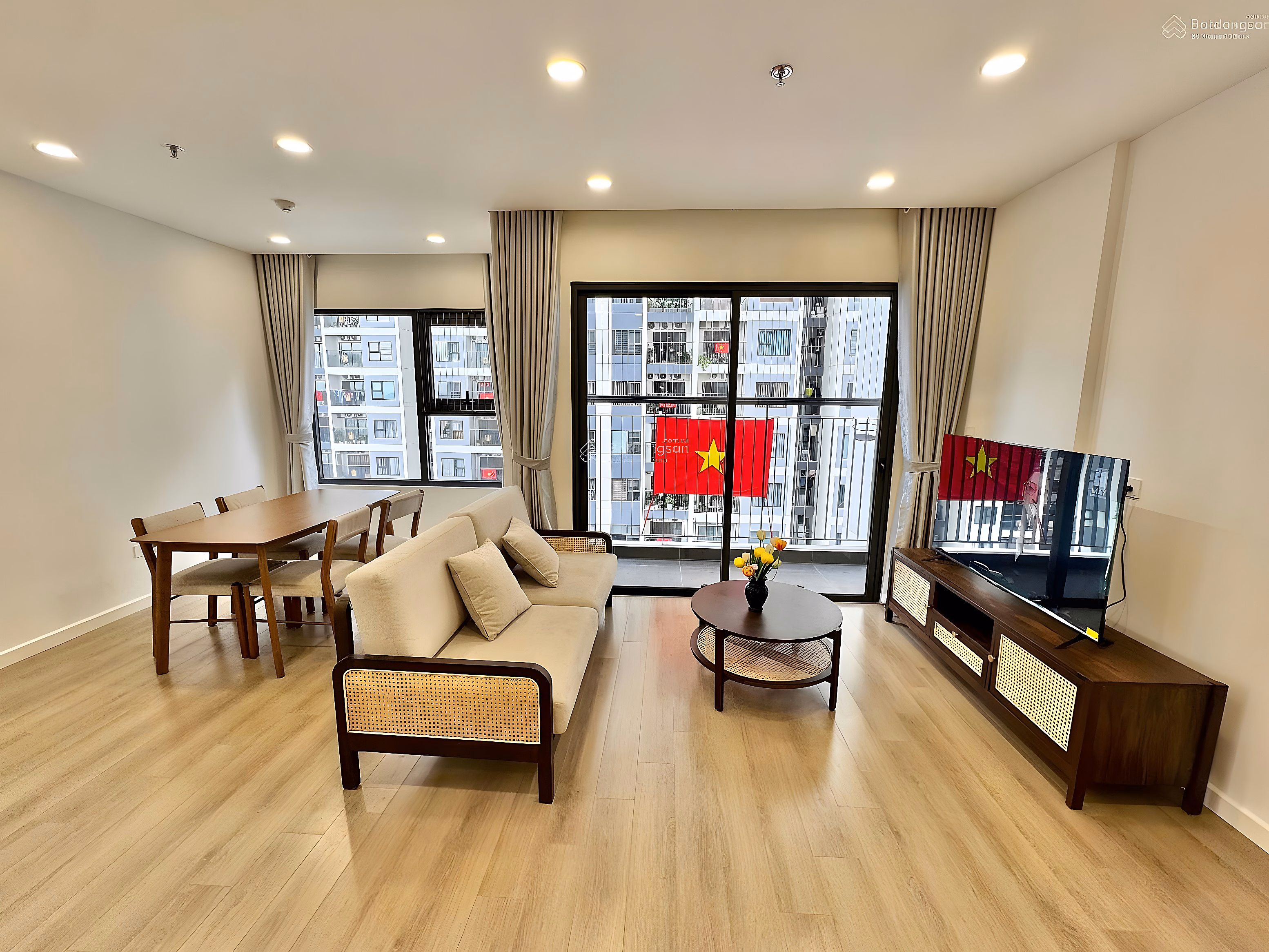 I sell 2 apartments 2 bedrooms 55m 3.8 billion, 2 bedrooms + 63.5m corner apartment 4.45 billion in high-end subdivision Vinhomes Smart City!