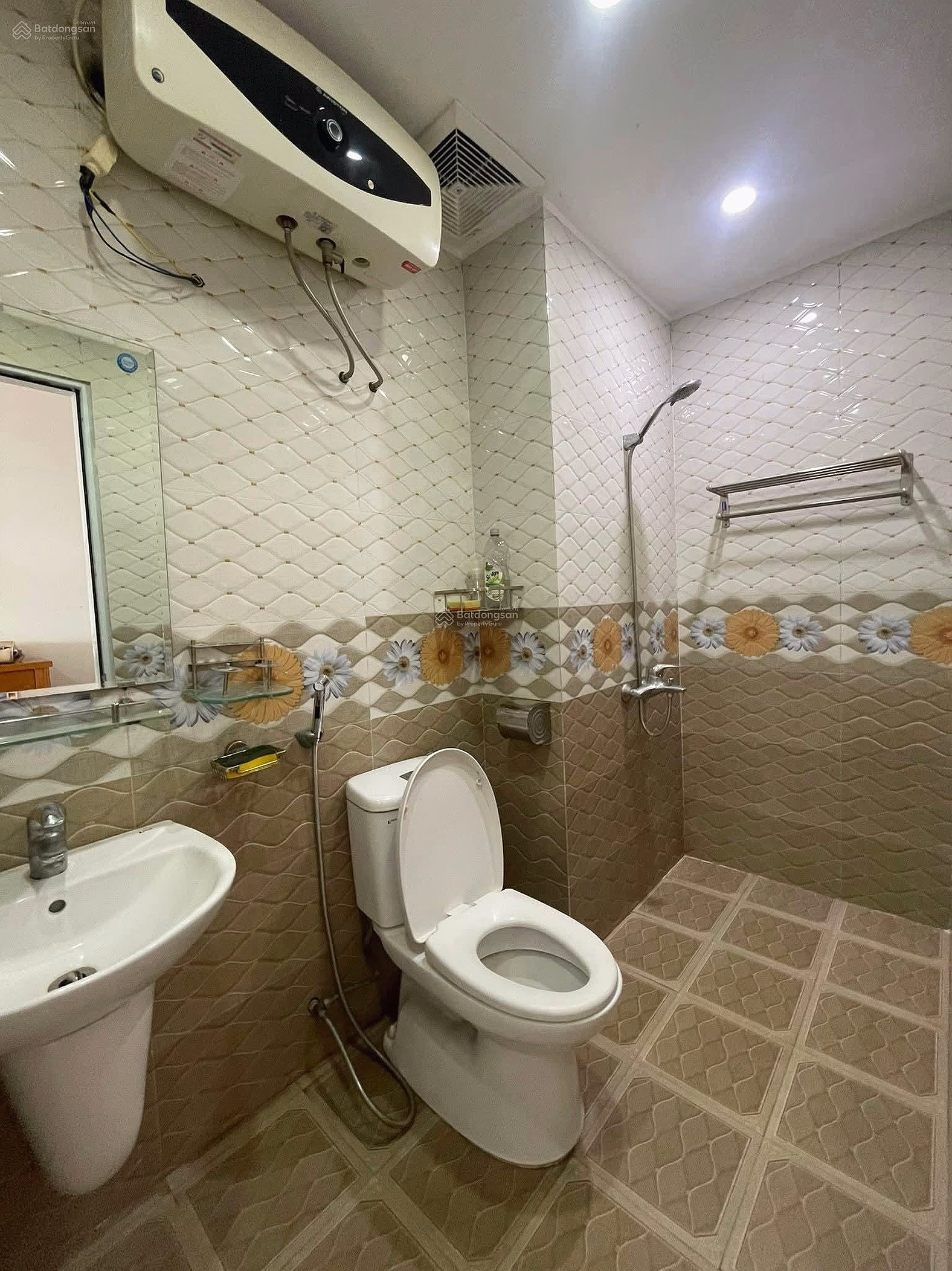 Owner sells apartment in Xa La Ha Dong, area 63m², 2 bedrooms, 2 bathrooms, living kitchen, balcony, 3 billion 150