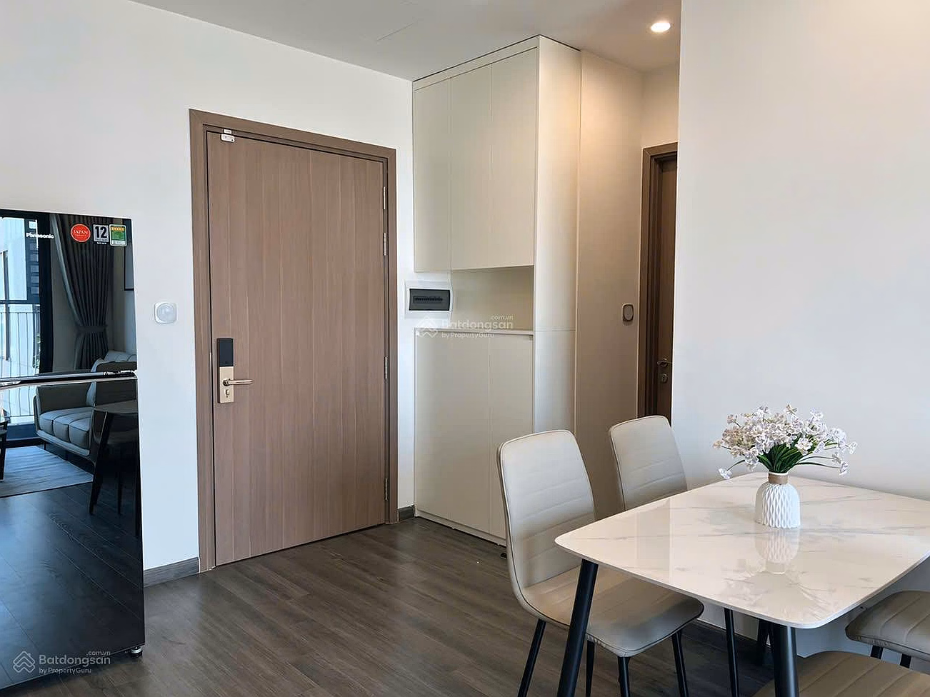 THE OWNER SENDS A 1-BR MIDDLE FLOOR APARTMENT FOR SALE SUPER CHEAP PRICE 3.08 BILLION, AS CHEAP AS SAPPHIRE FULL FURNITURE, READY FOR RENT