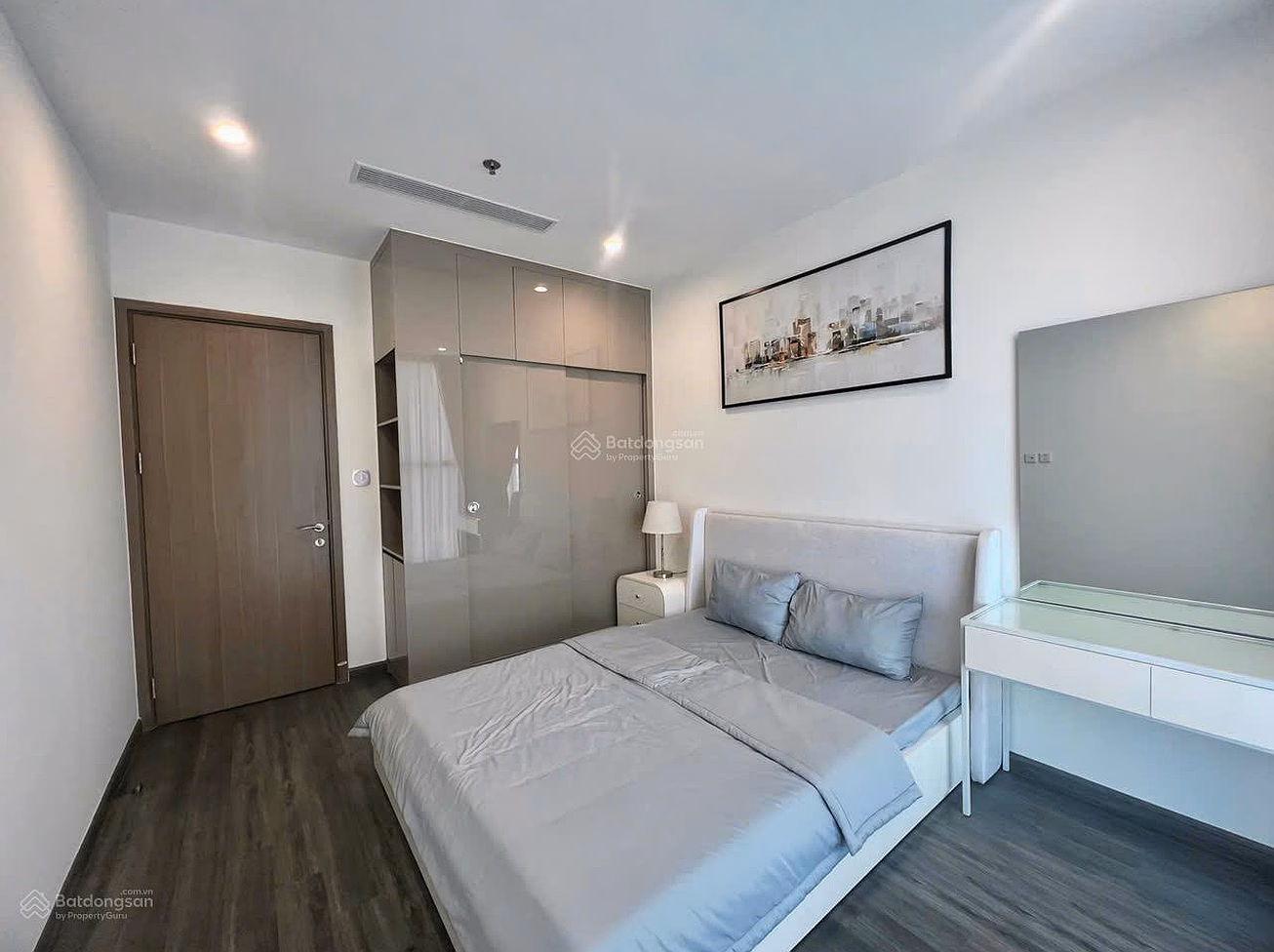 THE OWNER SENDS A 1-BR MIDDLE FLOOR APARTMENT FOR SALE SUPER CHEAP PRICE 3.08 BILLION, AS CHEAP AS SAPPHIRE FULL FURNITURE, READY FOR RENT