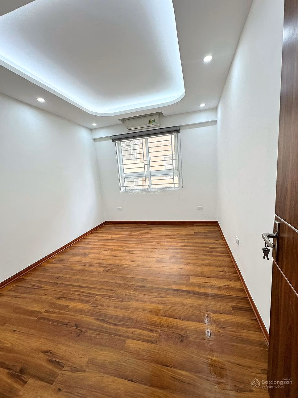 Very good price, 3 bedrooms, building 137 Nguyen Ngoc Vu, right on Le Van Luong - Lang Ha. Area 80m2, 3 bedrooms, fully furnished